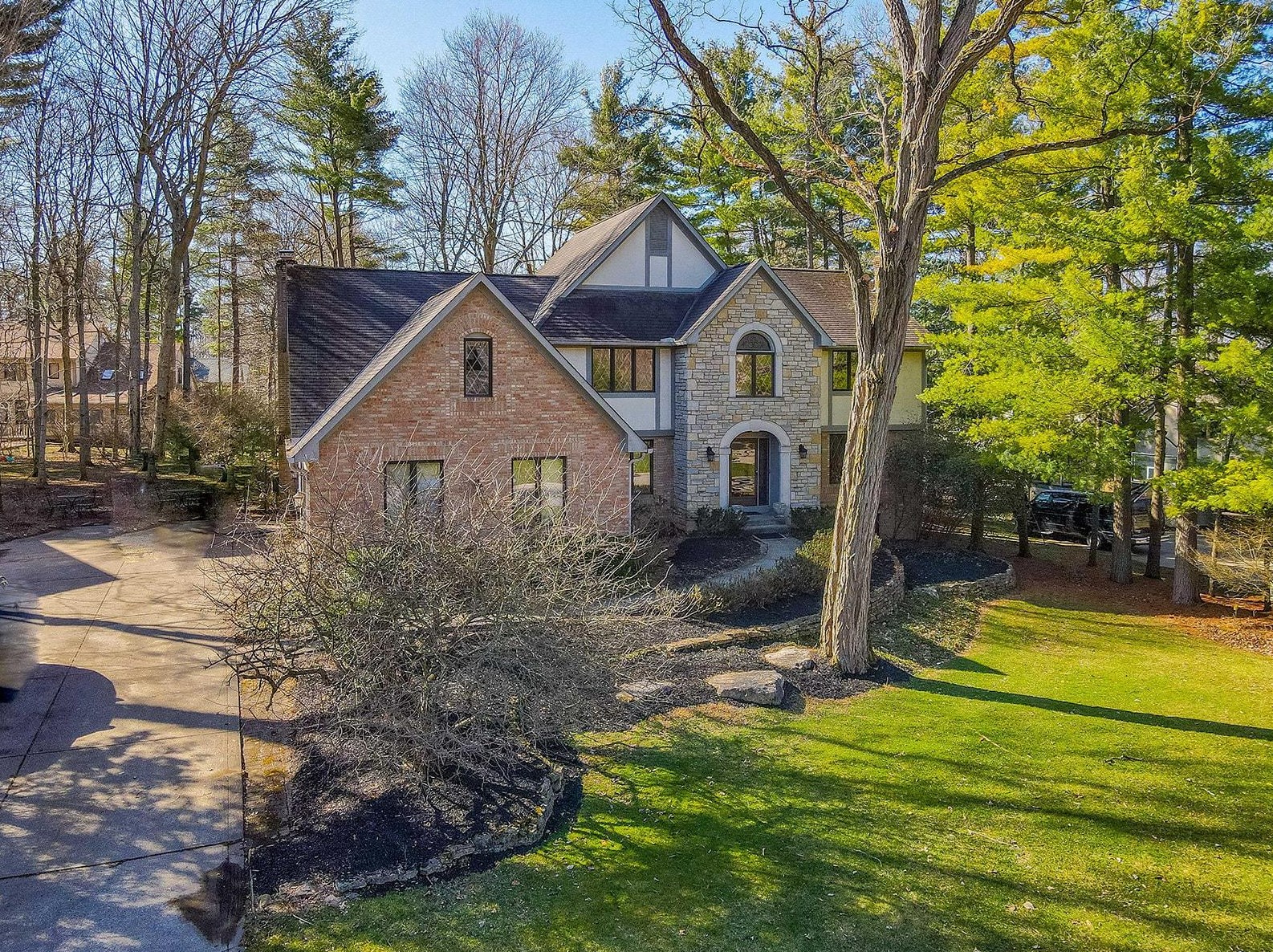 395 Meditation Ln, Columbus OH 43235-1456 exterior