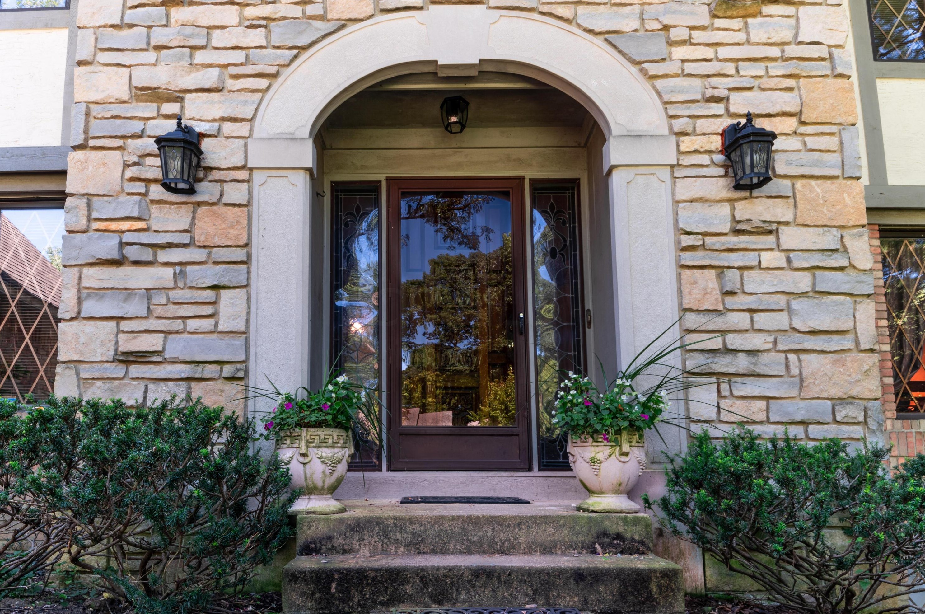 395 Meditation Ln, Columbus OH 43235-1456 exterior