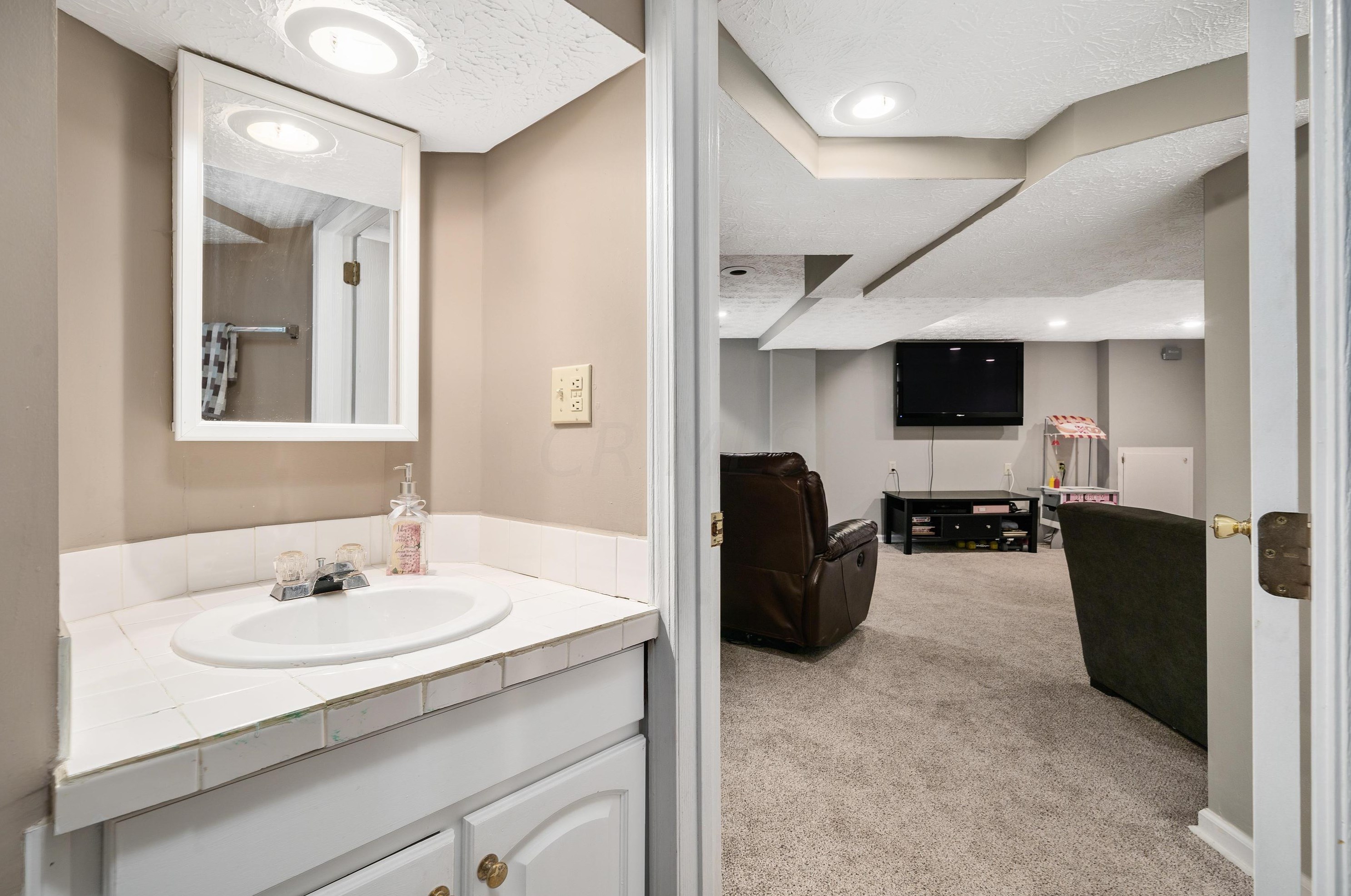 167 Roosevelt Ave, Columbus OH 43209-1558 exterior