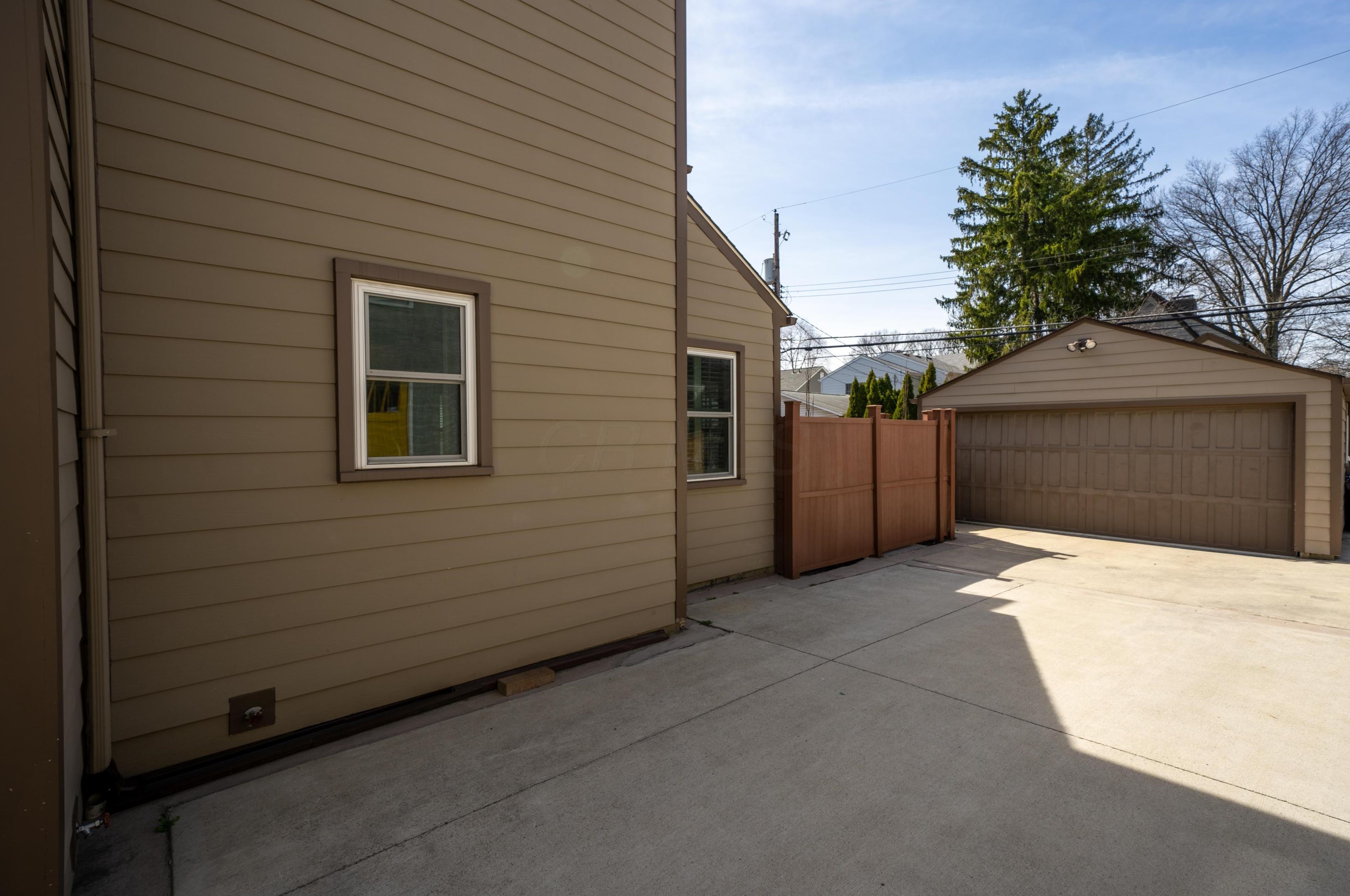 167 Roosevelt Ave, Columbus OH 43209-1558 exterior