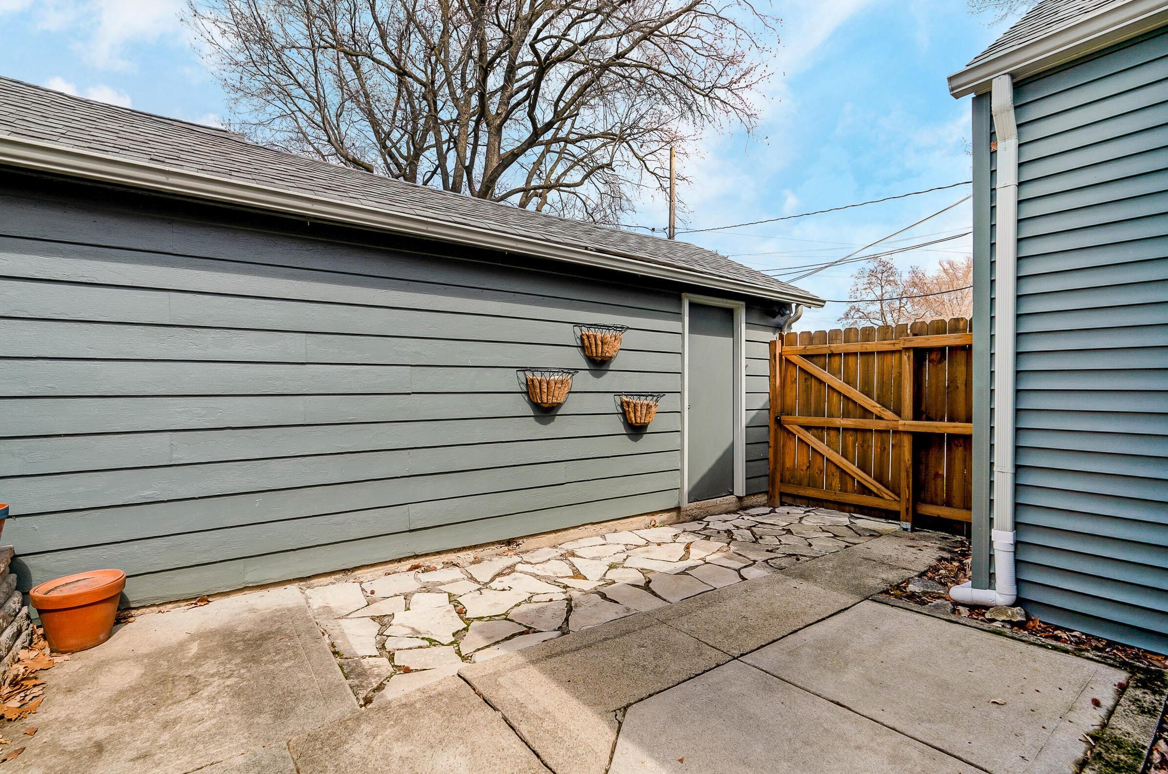 1052 2 Ave, Columbus OH 43201-3761 exterior