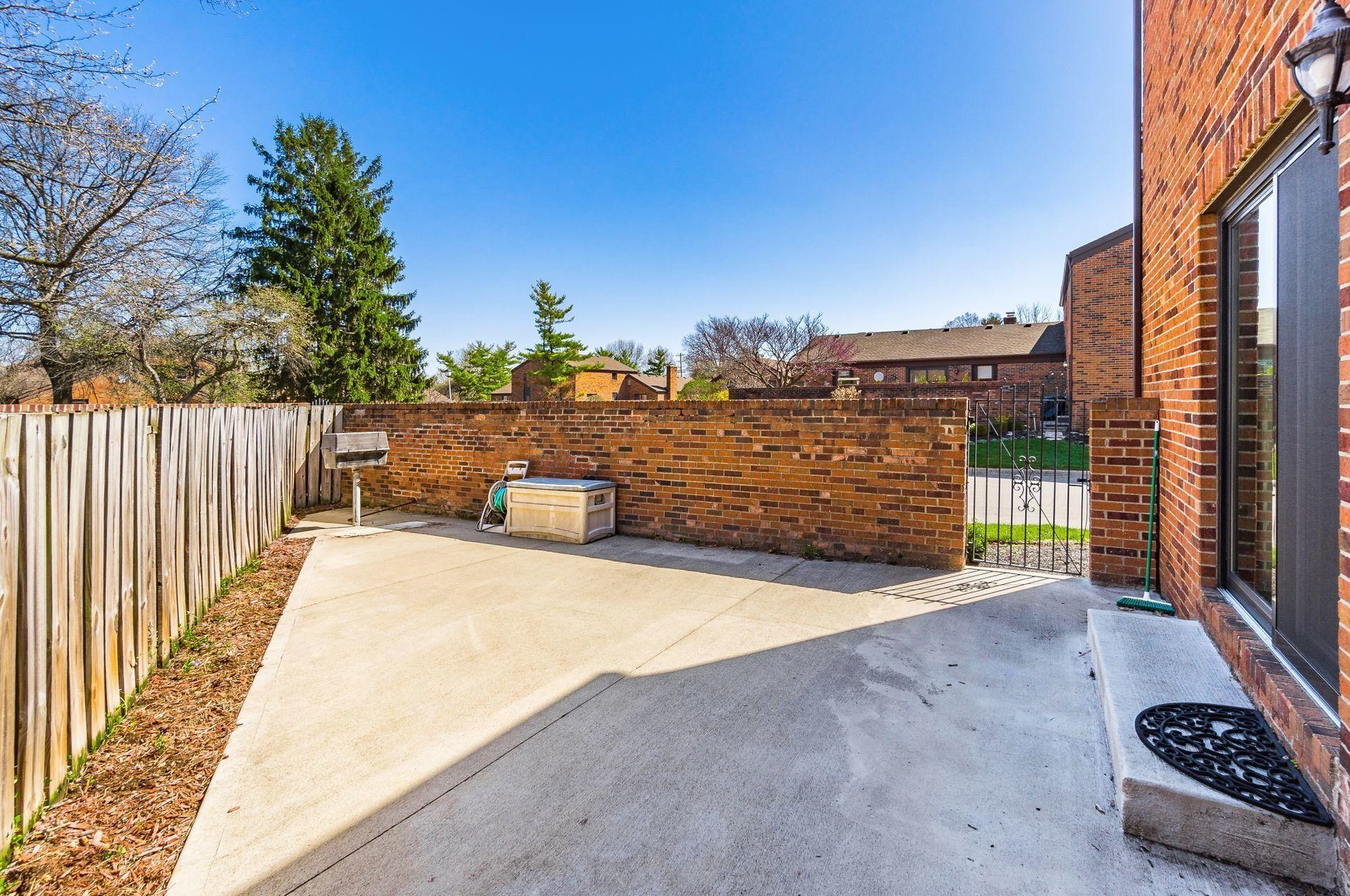 4275 Chaucer Ln, Columbus OH 43220-4079 exterior