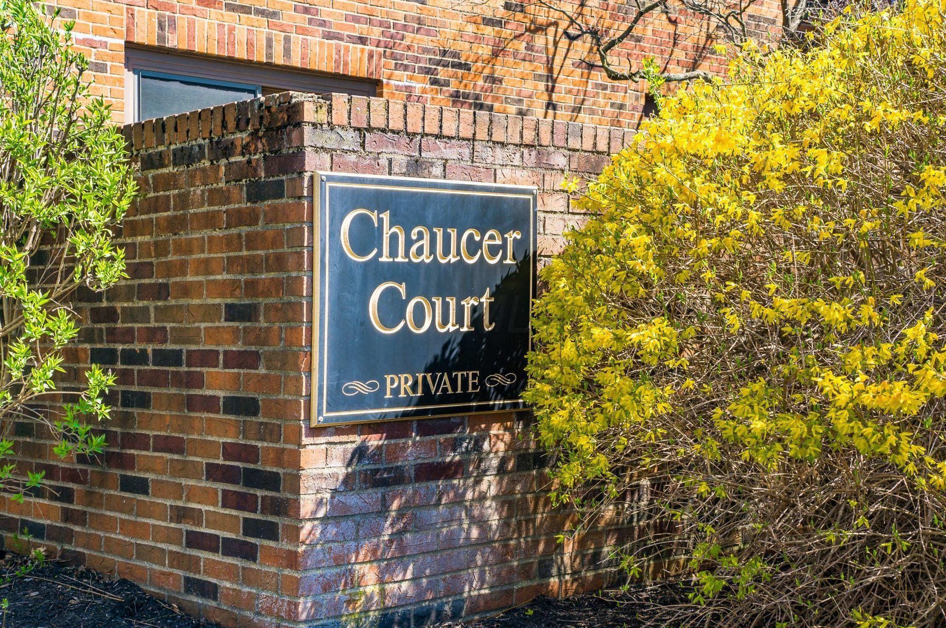 4275 Chaucer Ln, Columbus OH 43220-4079 exterior