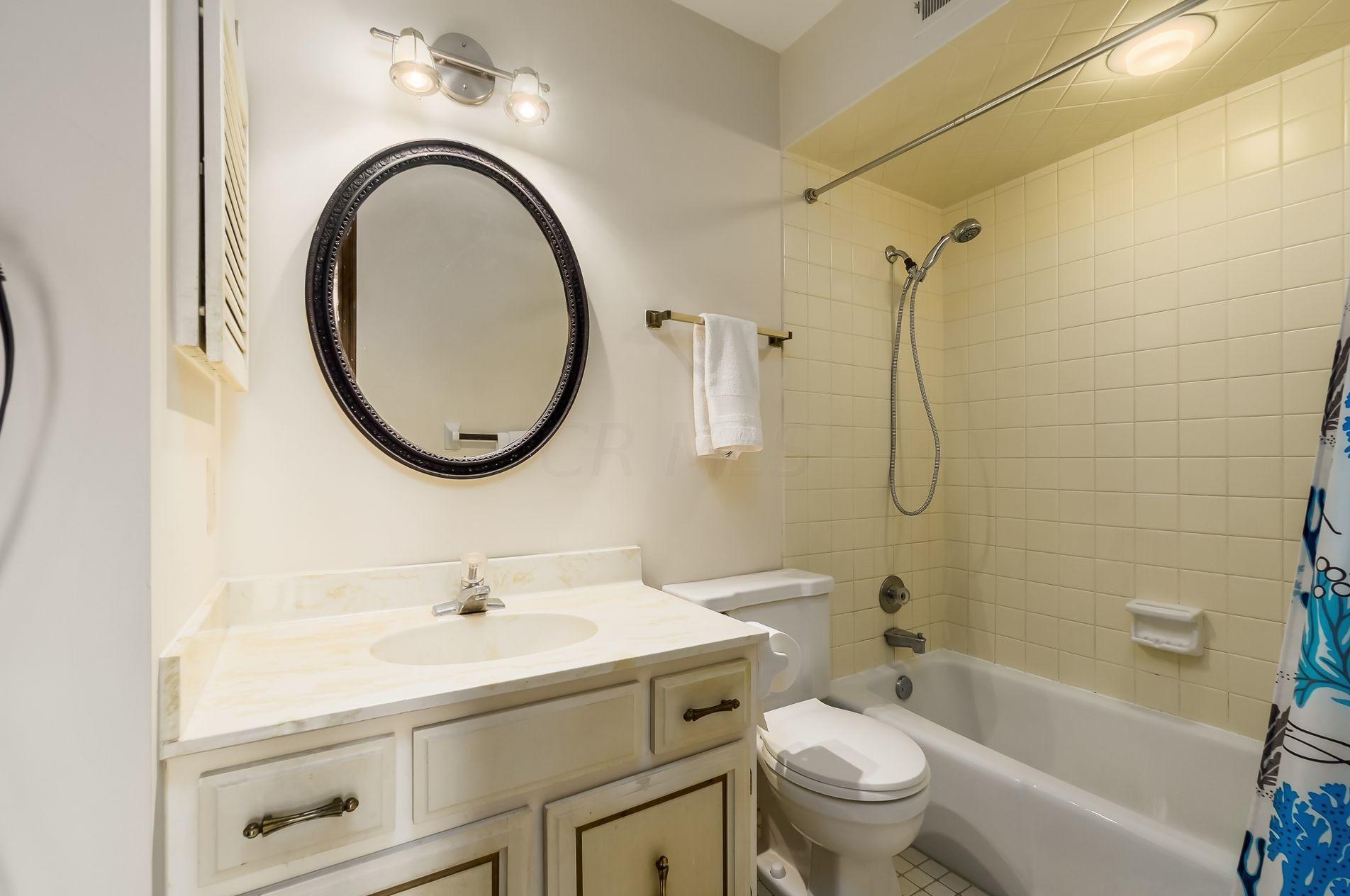 4275 Chaucer Ln, Columbus OH 43220-4079 exterior