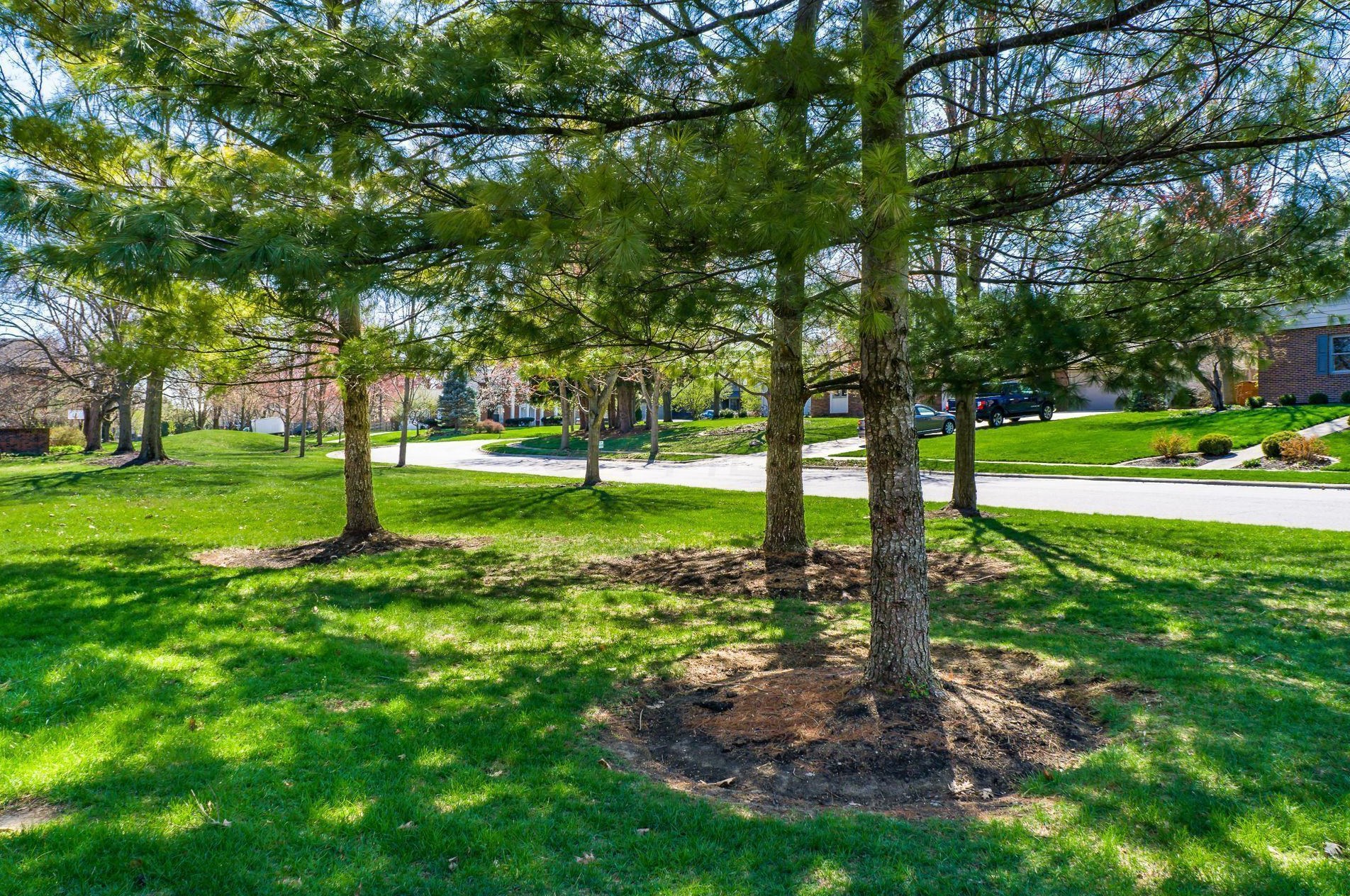 4275 Chaucer Ln, Columbus OH 43220-4079 exterior