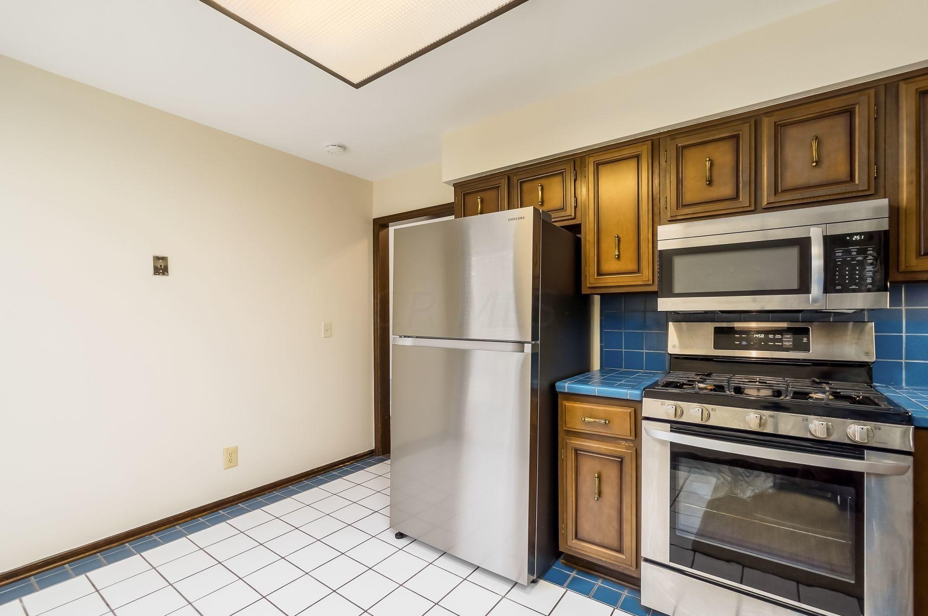 4275 Chaucer Ln, Columbus OH 43220-4079 exterior