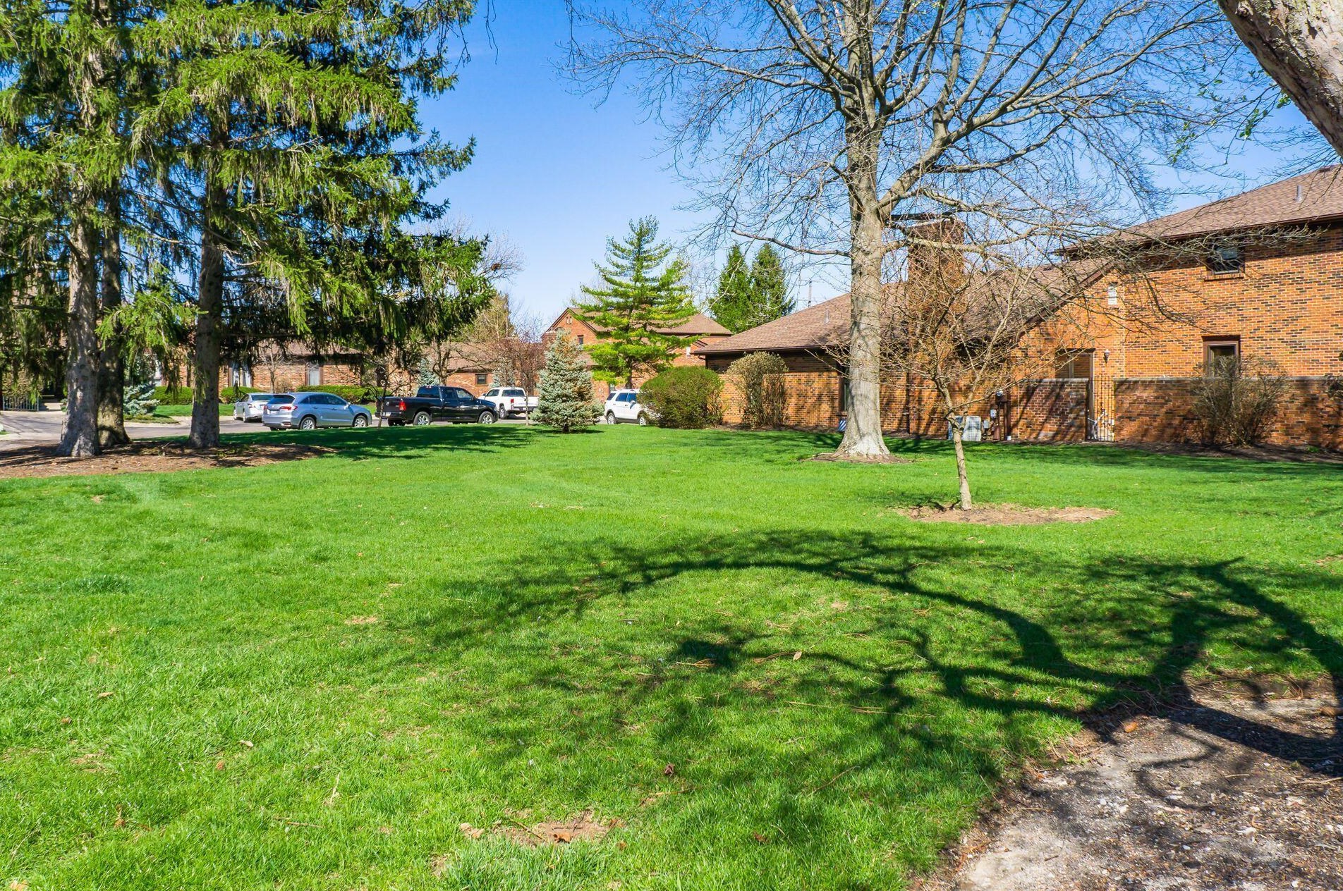 4275 Chaucer Ln, Columbus OH 43220-4079 exterior