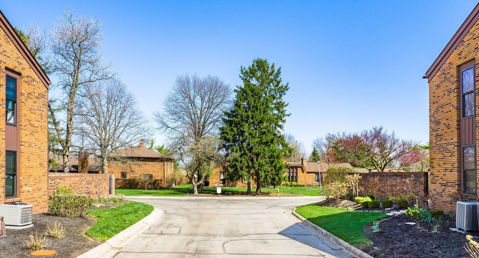 4275 Chaucer Ln, Columbus OH 43220-4079 exterior