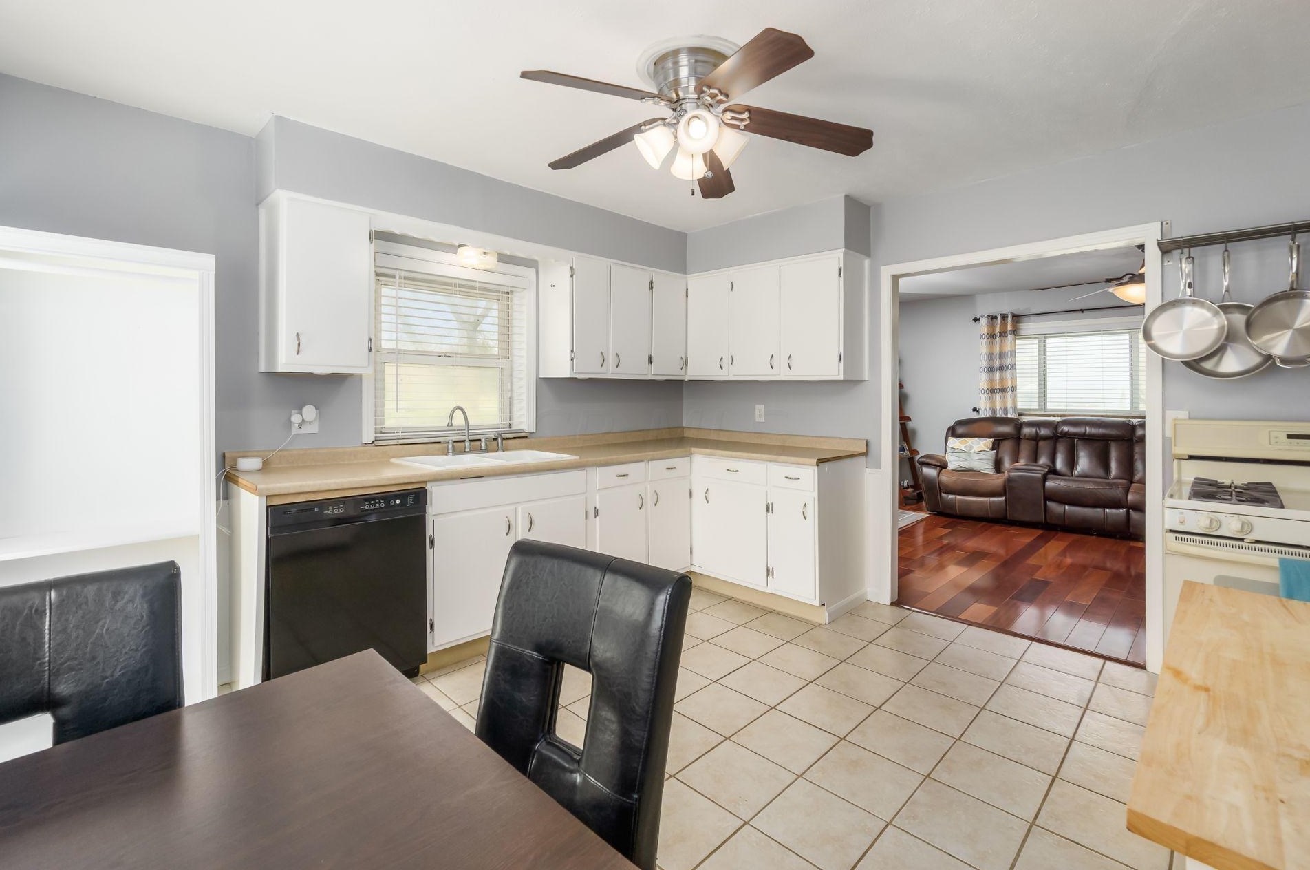 947 Hart Rd, Columbus OH 43223-3326 exterior