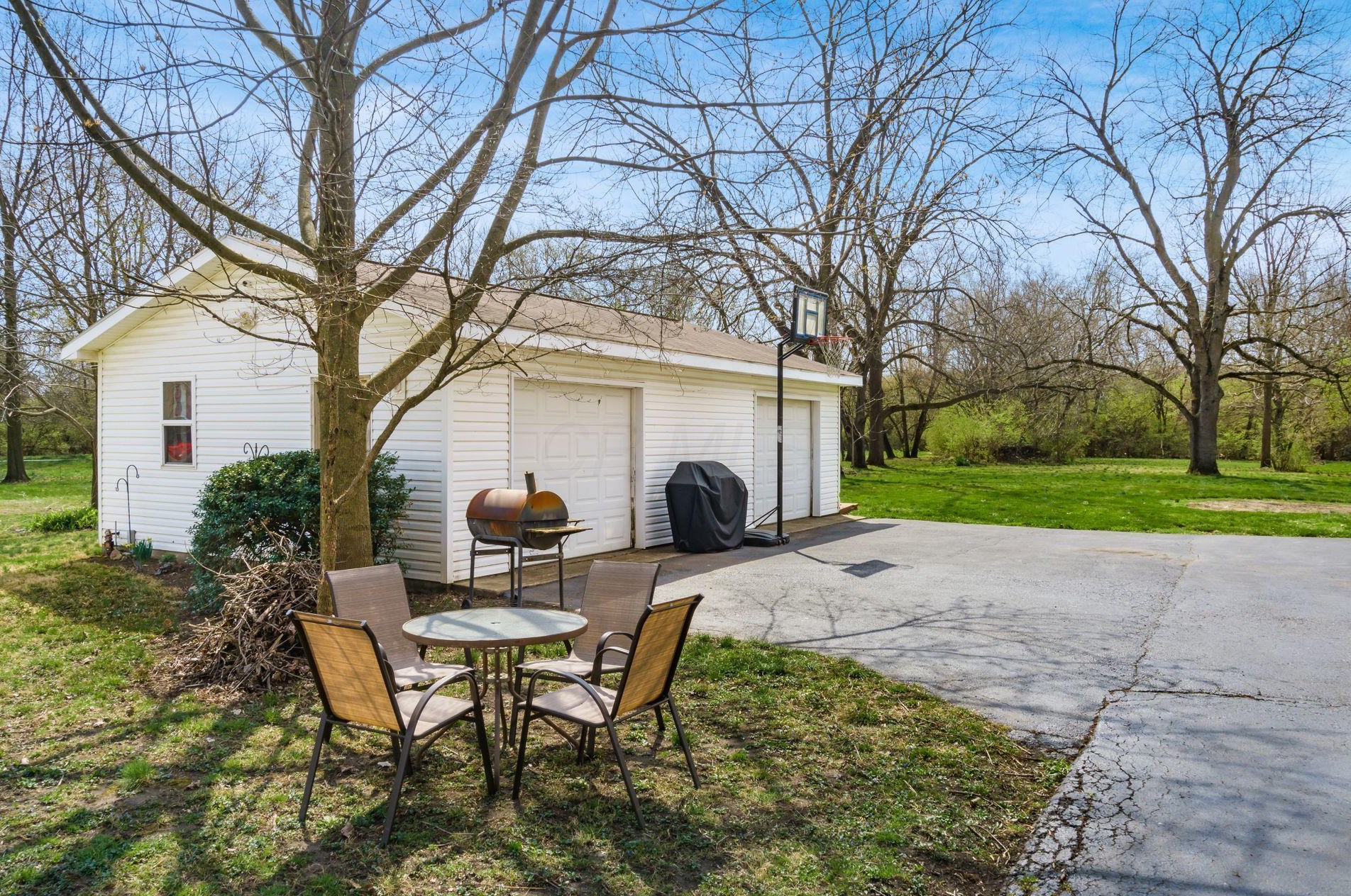 947 Hart Rd, Columbus OH 43223-3326 exterior