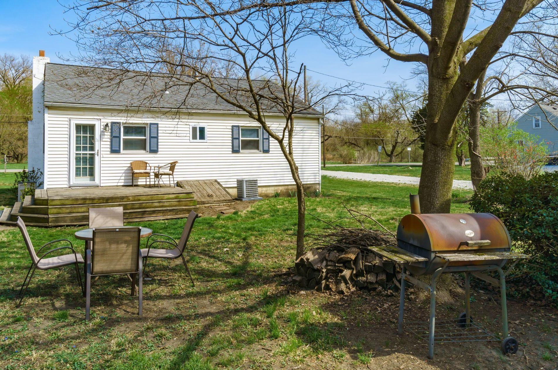 947 Hart Rd, Columbus OH 43223-3326 exterior