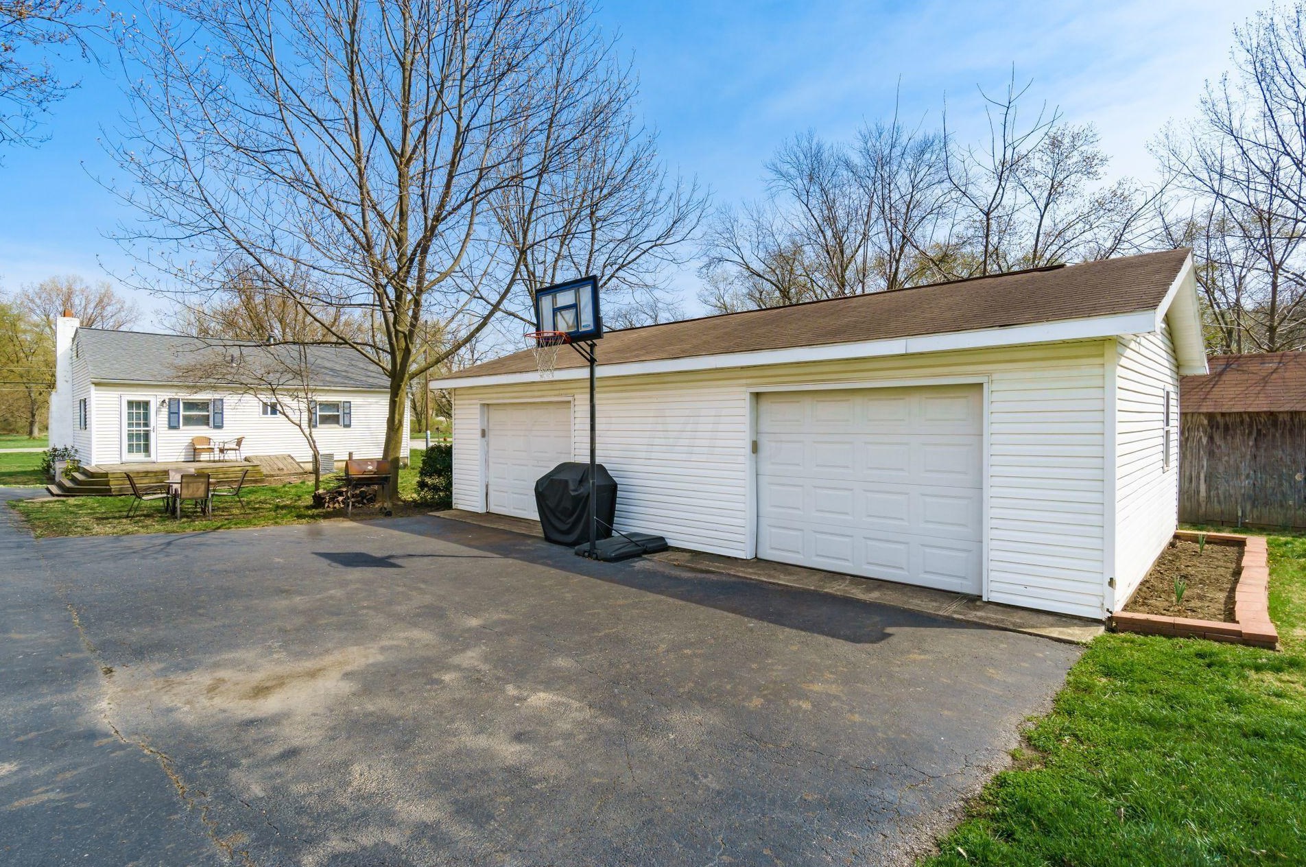 947 Hart Rd, Columbus OH 43223-3326 exterior