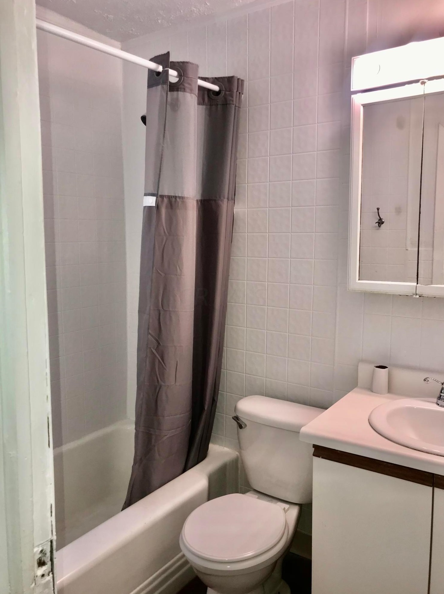 1702 Linnet Ave, Columbus OH 43223-2828 exterior