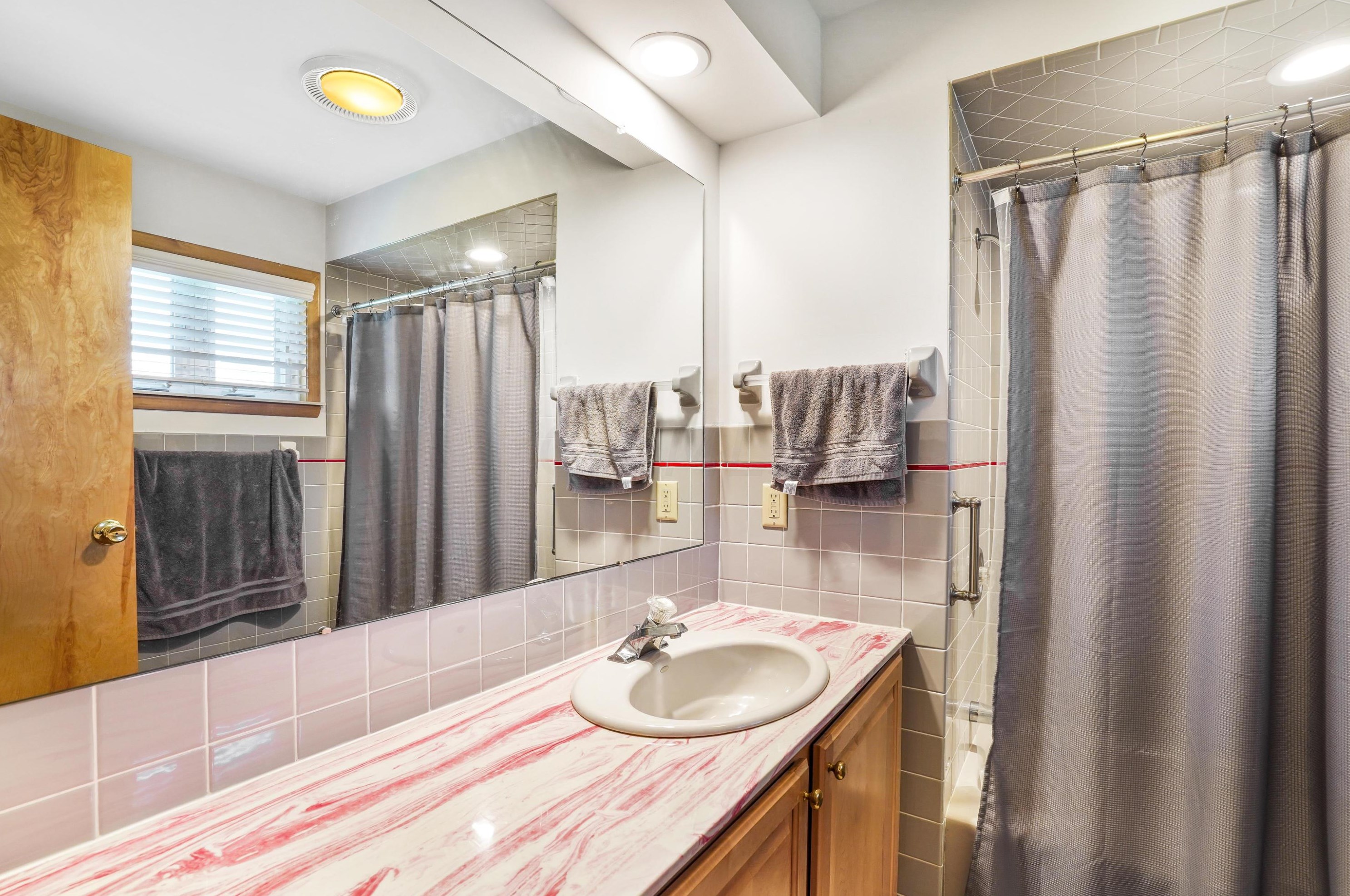 1552 Hickory Run Dr, Columbus OH 43204-1517 exterior