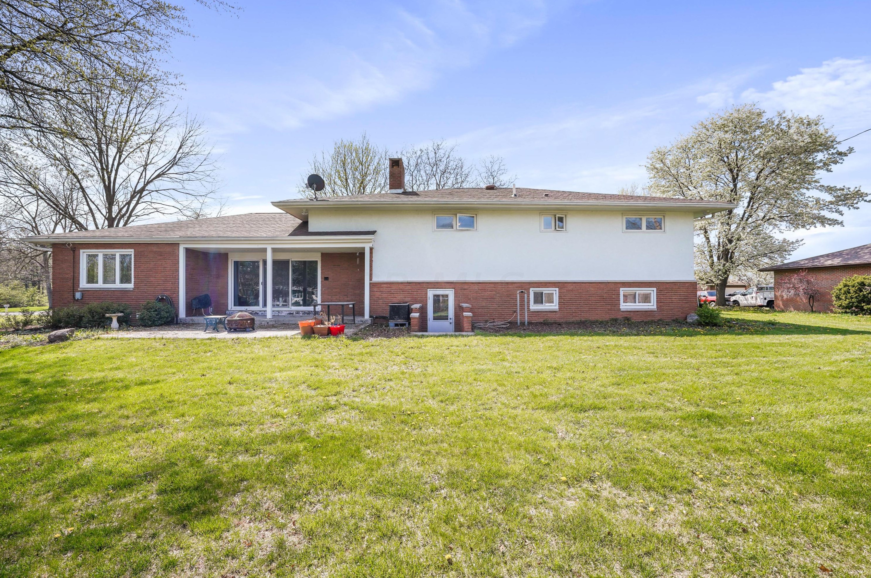 1552 Hickory Run Dr, Columbus OH 43204-1517 exterior