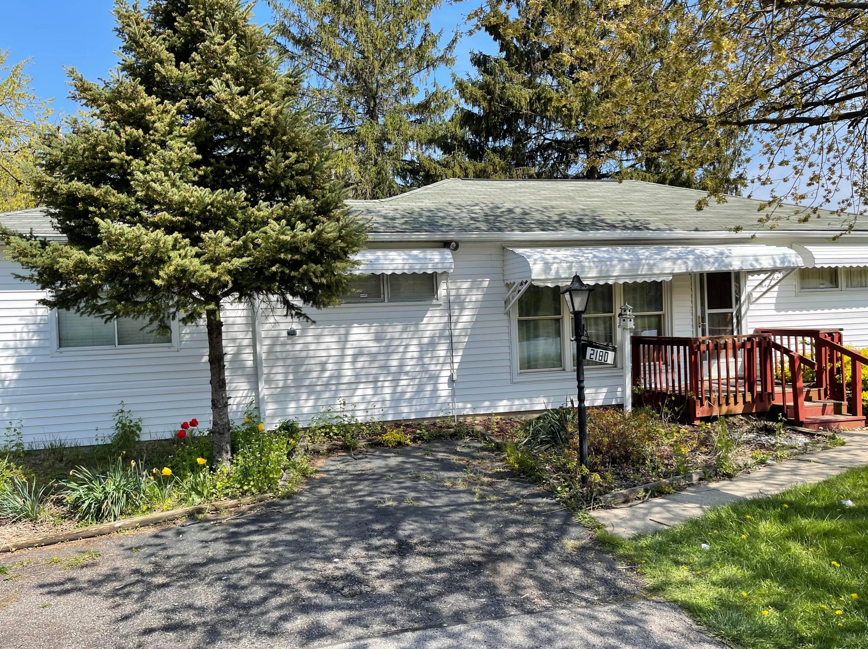 2180 Stelzer Rd, Columbus OH 43219-3513 exterior