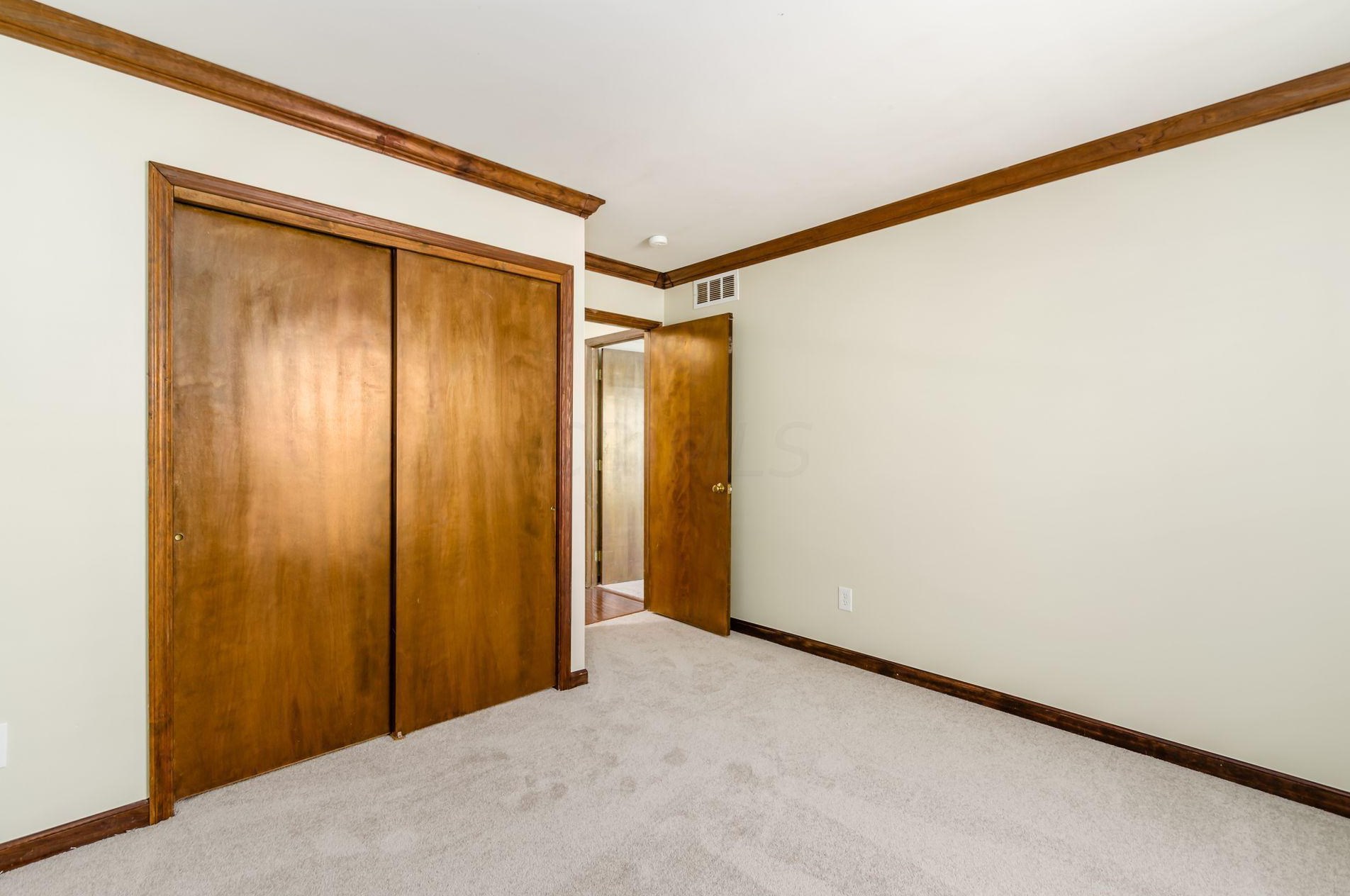 3111 Rivermill Dr, Columbus OH 43220-2258 exterior