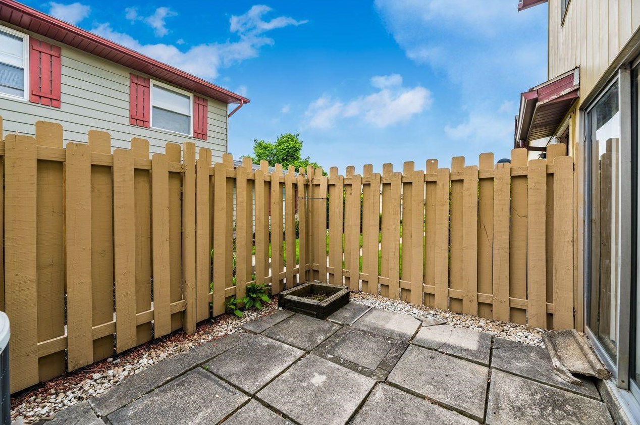 2467 Burgandy Ln, Columbus OH 43232-7204 exterior