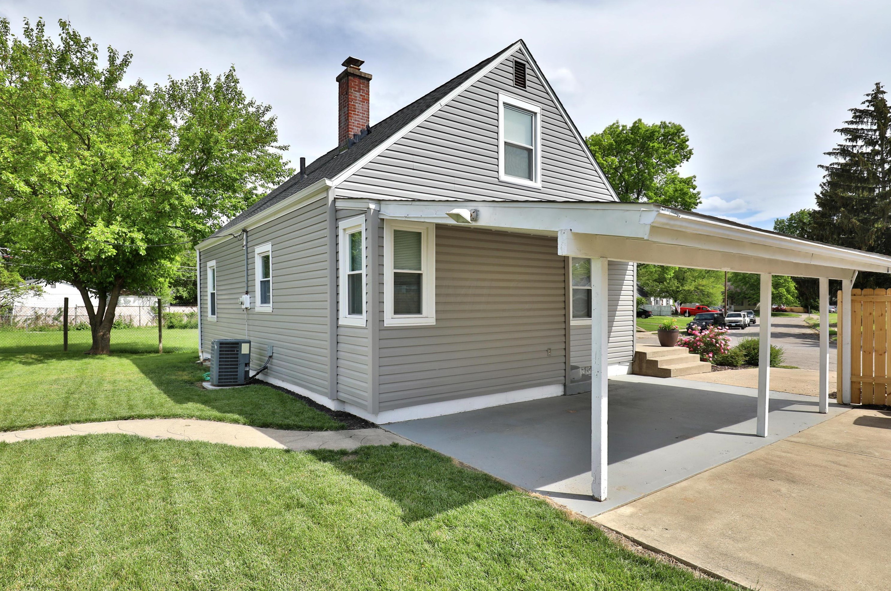 896 Longview Ave, Columbus OH 43224-3922 exterior