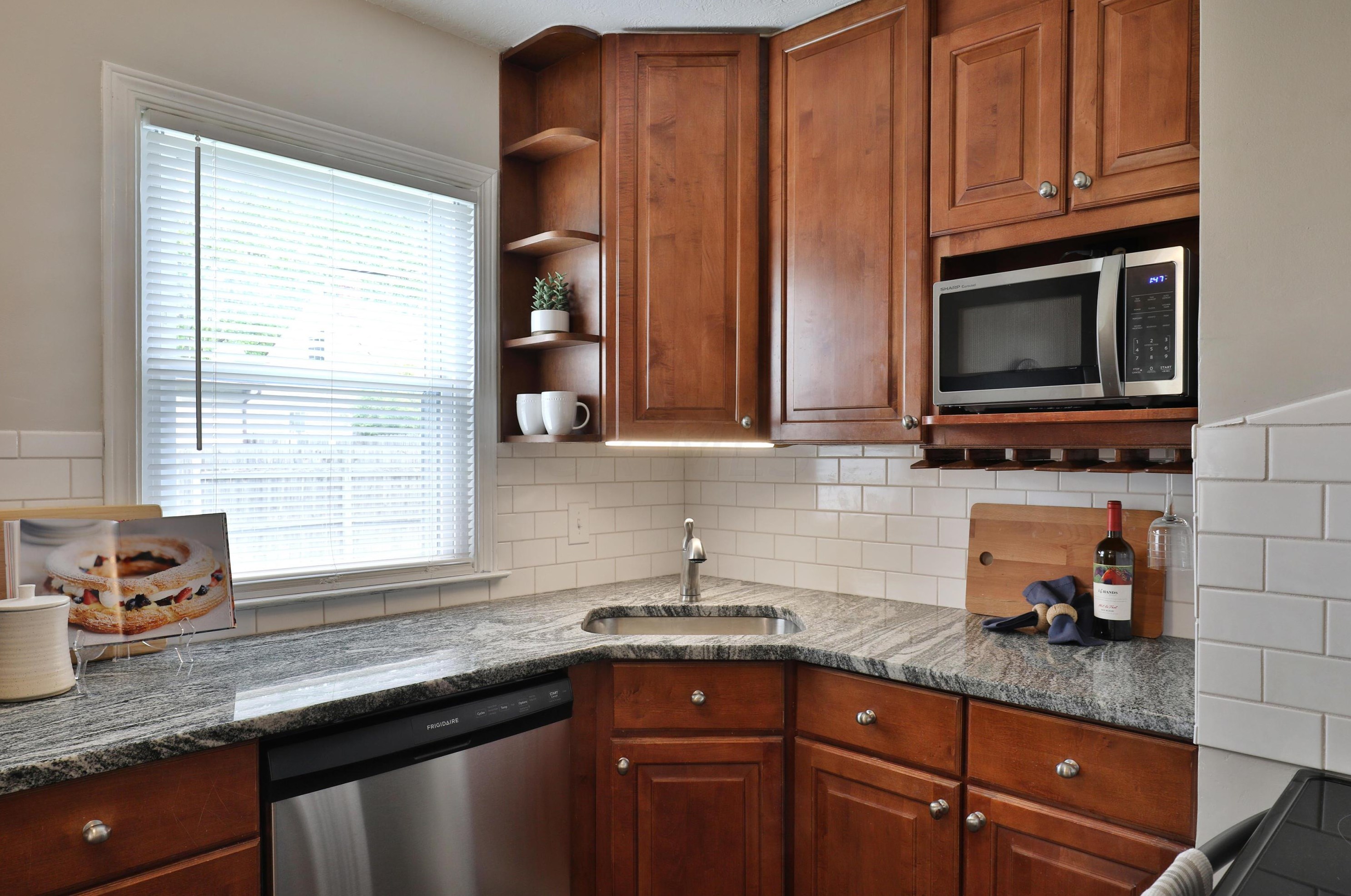 896 Longview Ave, Columbus OH 43224-3922 exterior