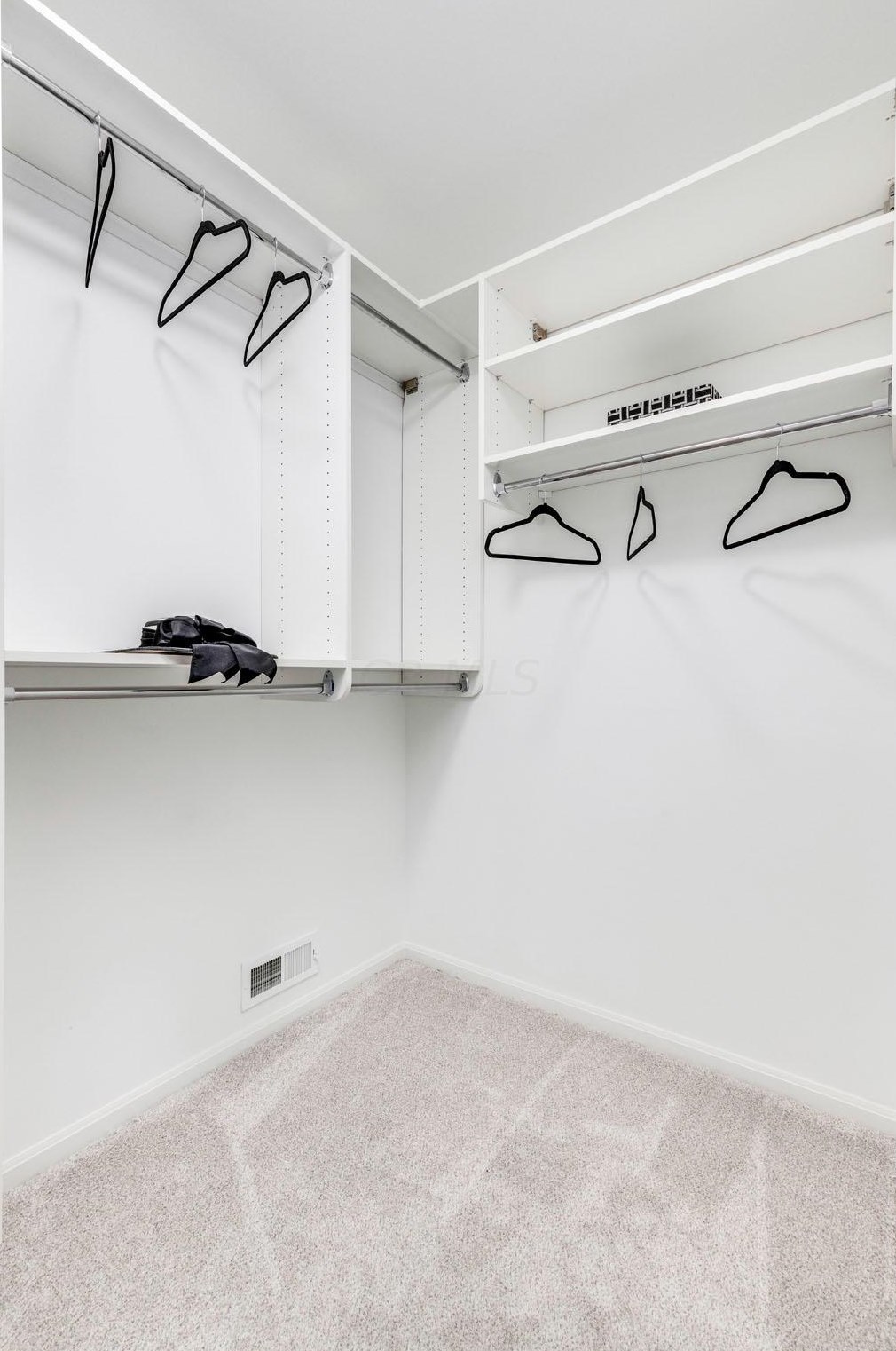 1431 Linbrook Ct, Columbus OH  43235-5132 exterior