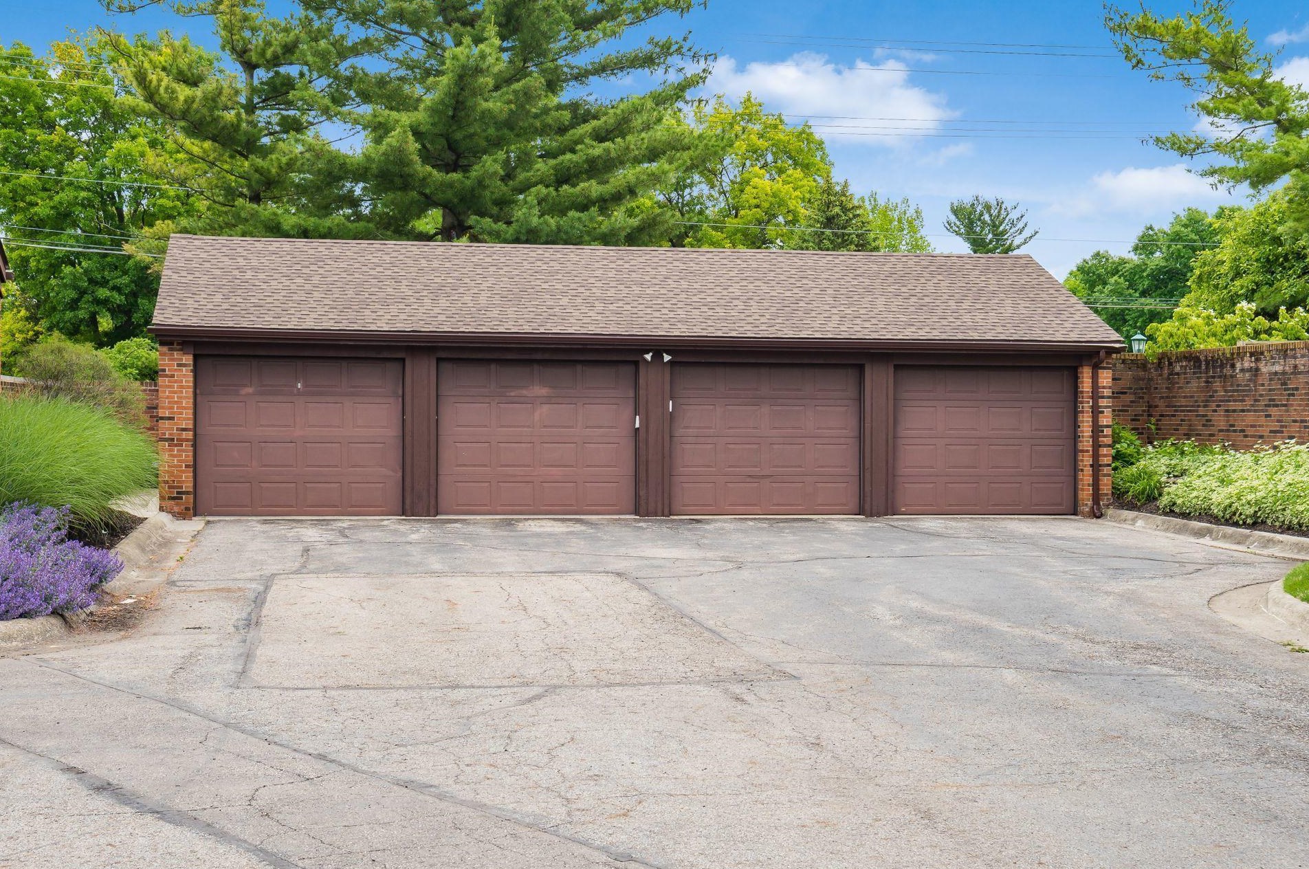 4250 Chaucer Ln, Columbus OH 43220-4079 exterior