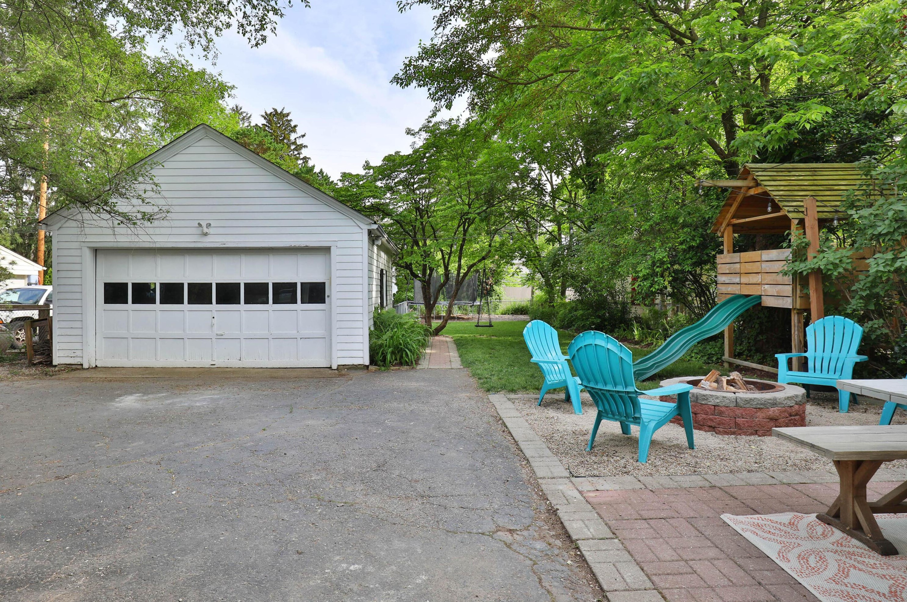 55 Henderson Rd, Columbus OH 43220-2288 exterior