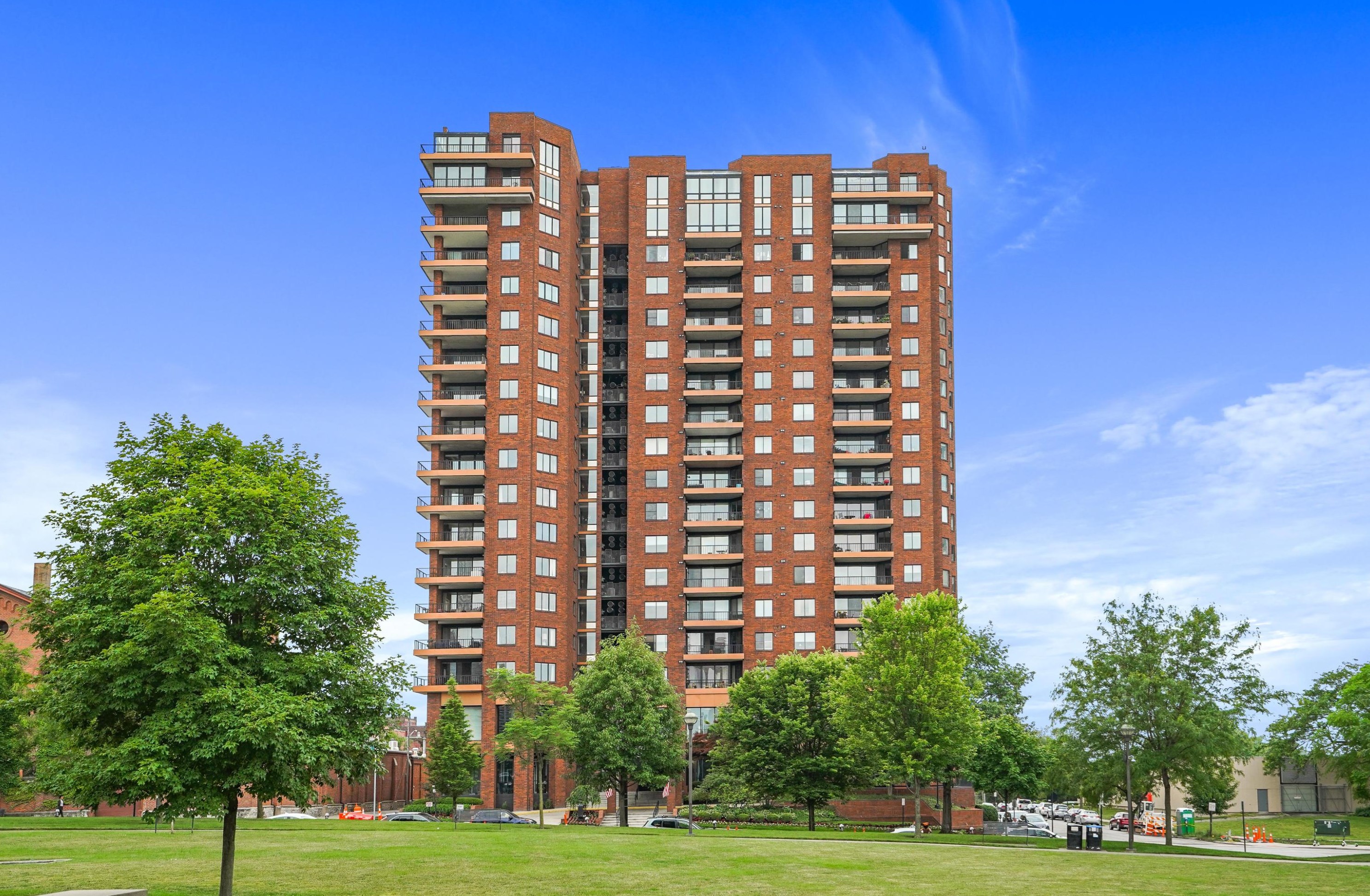 155 Main St, Columbus OH 43215-5000 exterior