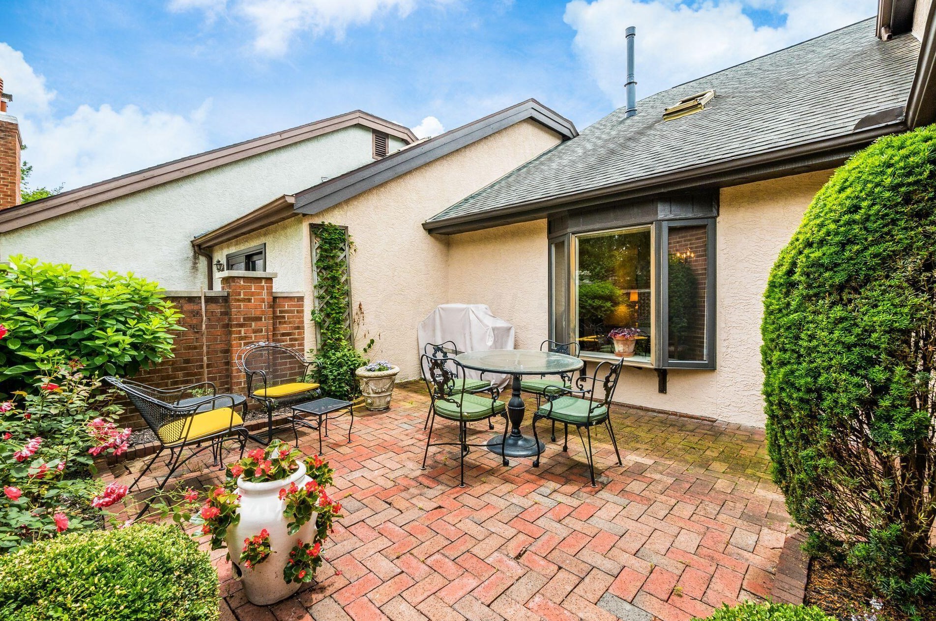 5696 Bastille Pl, Columbus OH 43213-4404 exterior