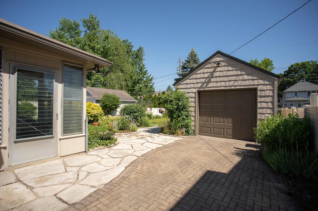 390 Dunedin Rd, Columbus OH  43214-3806 exterior