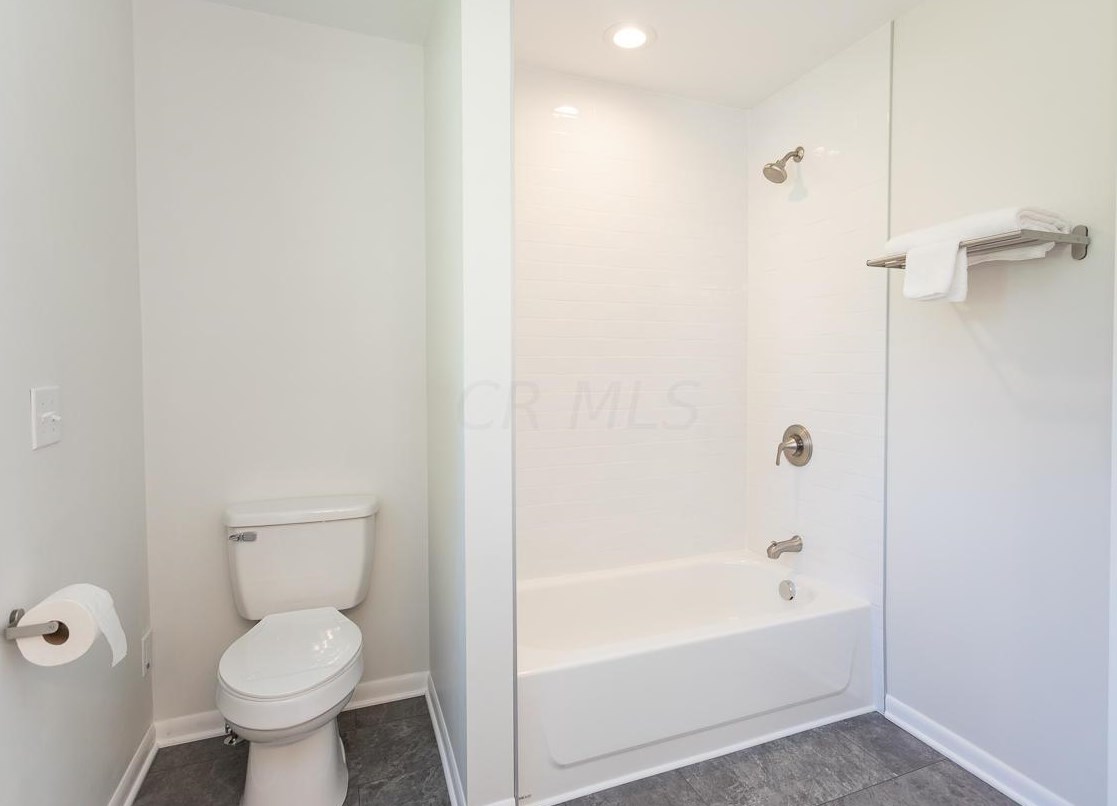 390 Dunedin Rd, Columbus OH  43214-3806 exterior