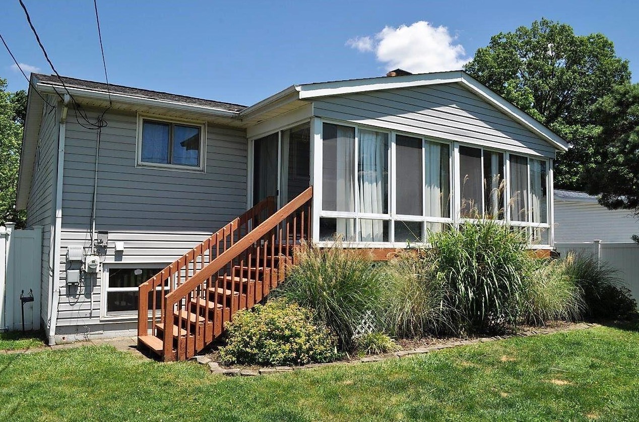 1901 Brookfield Rd, Columbus OH  43229-8824 exterior