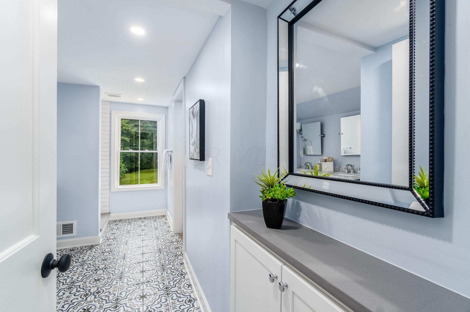 470 Johnstown Rd, Columbus OH  43230-2145 exterior