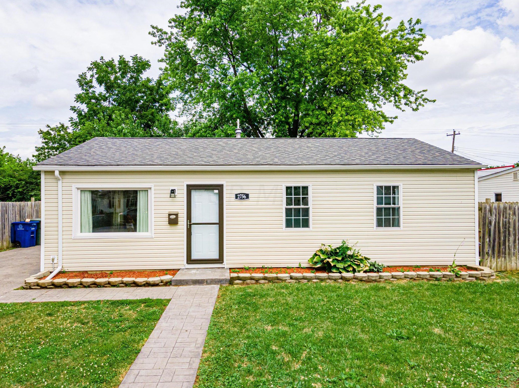 2756 Dolby Dr, Columbus OH  43207-3650 exterior