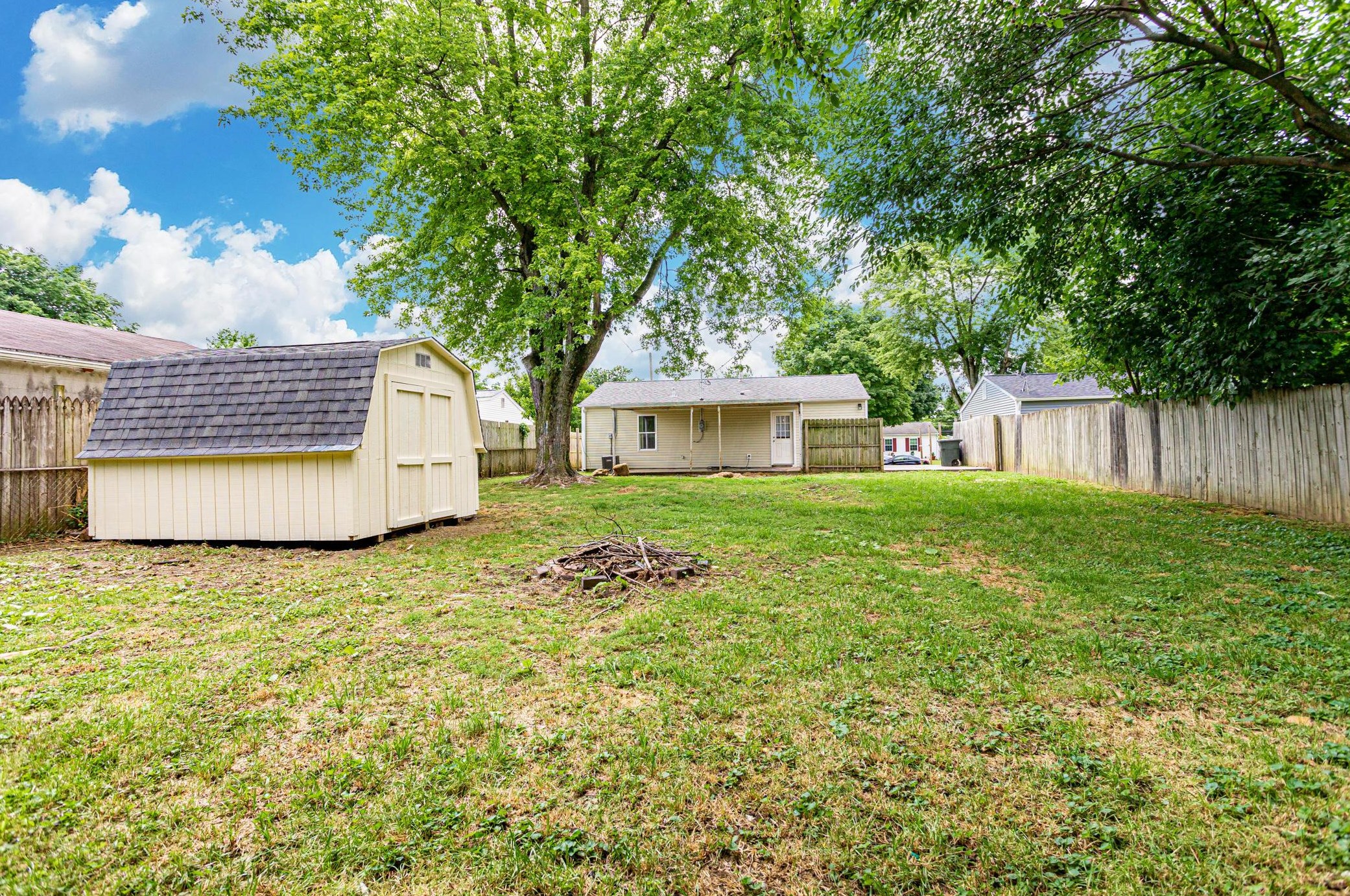 2756 Dolby Dr, Columbus OH  43207-3650 exterior