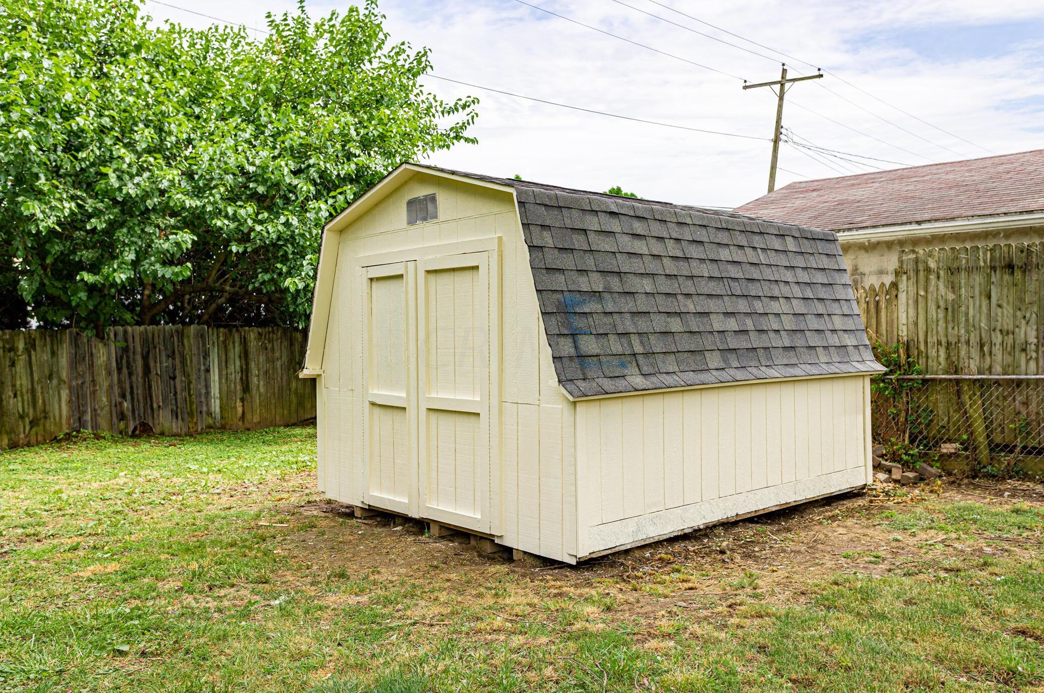 2756 Dolby Dr, Columbus OH  43207-3650 exterior