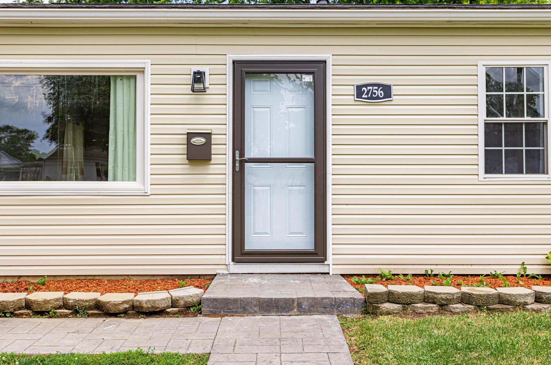 2756 Dolby Dr, Columbus OH  43207-3650 exterior