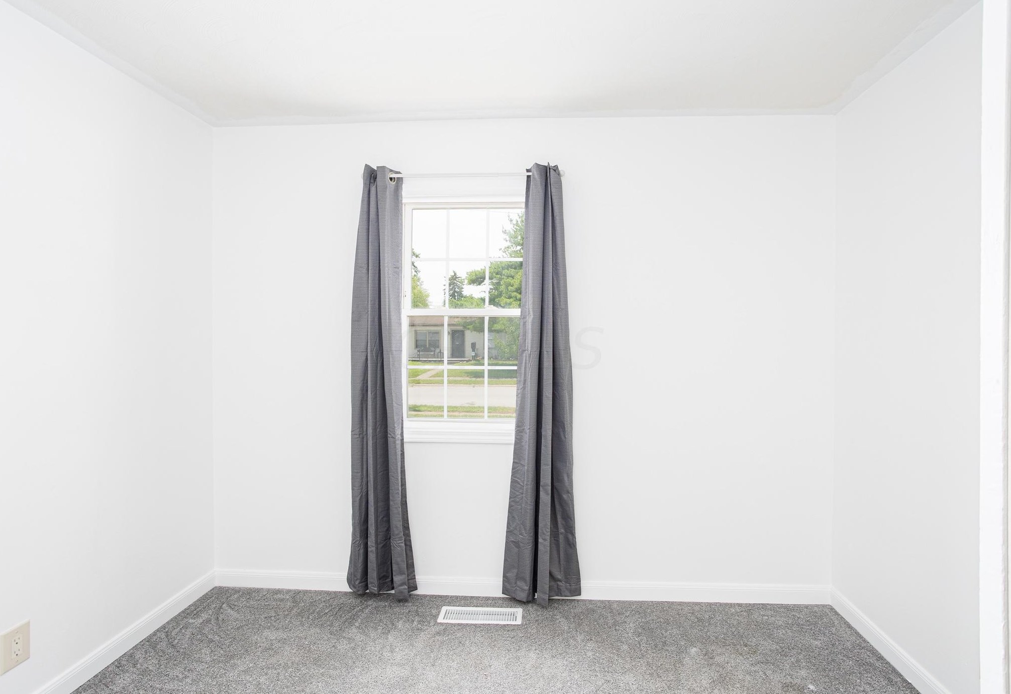 2756 Dolby Dr, Columbus OH  43207-3650 exterior