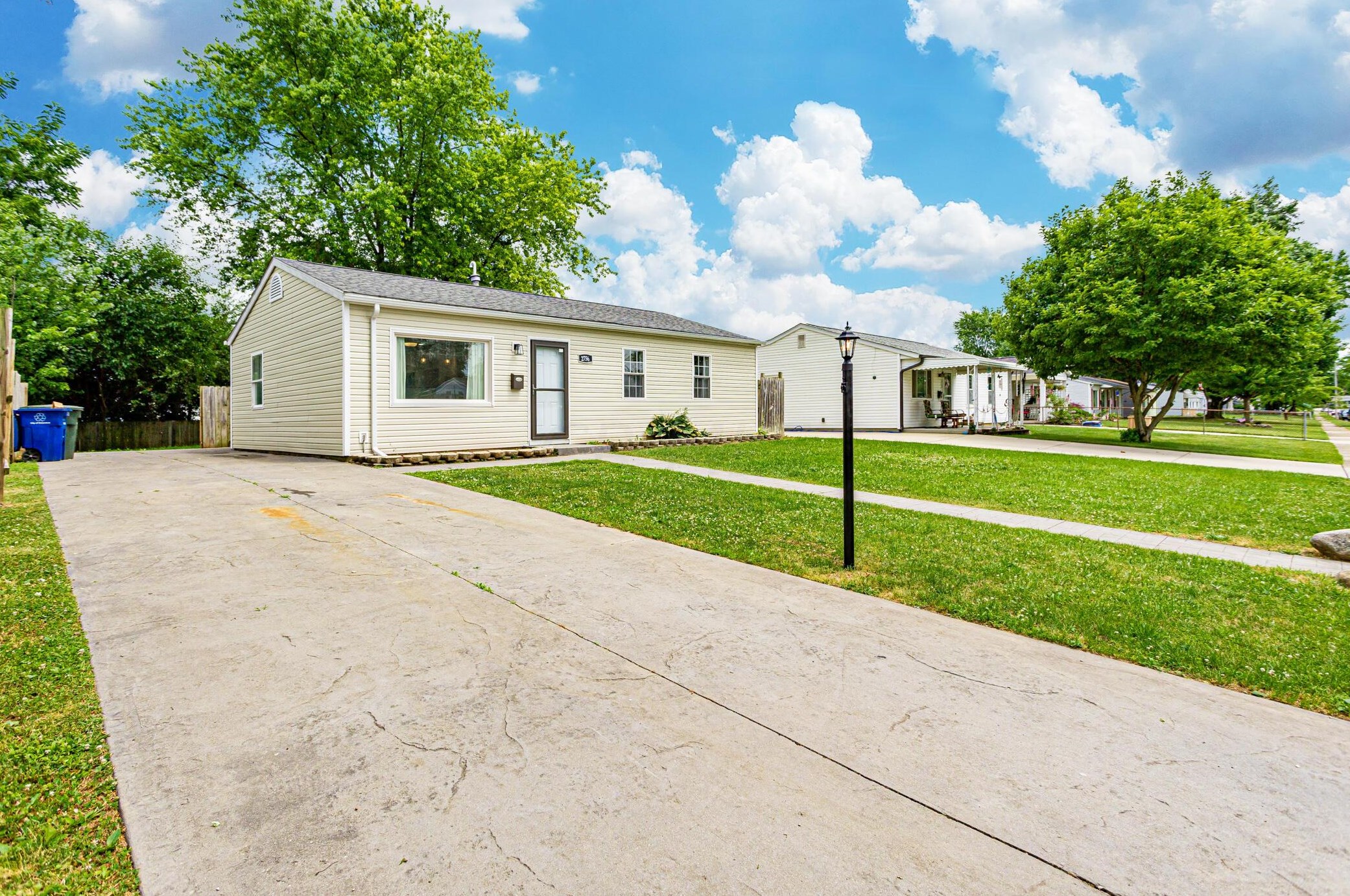 2756 Dolby Dr, Columbus OH  43207-3650 exterior