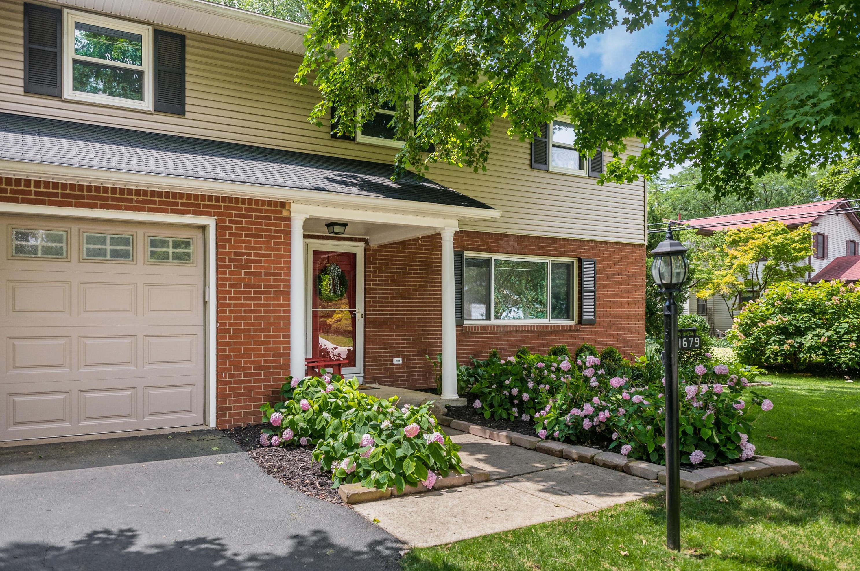 1679 Sussex Ct, Columbus OH  43220-3850 exterior