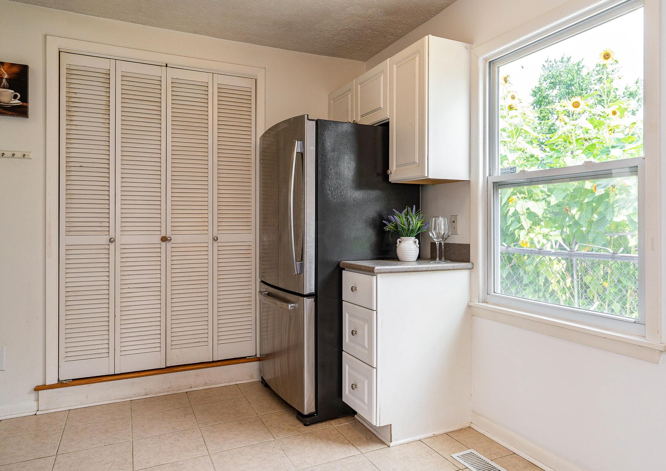 3697 Eisenhower Rd, Columbus OH 43224-2626 exterior