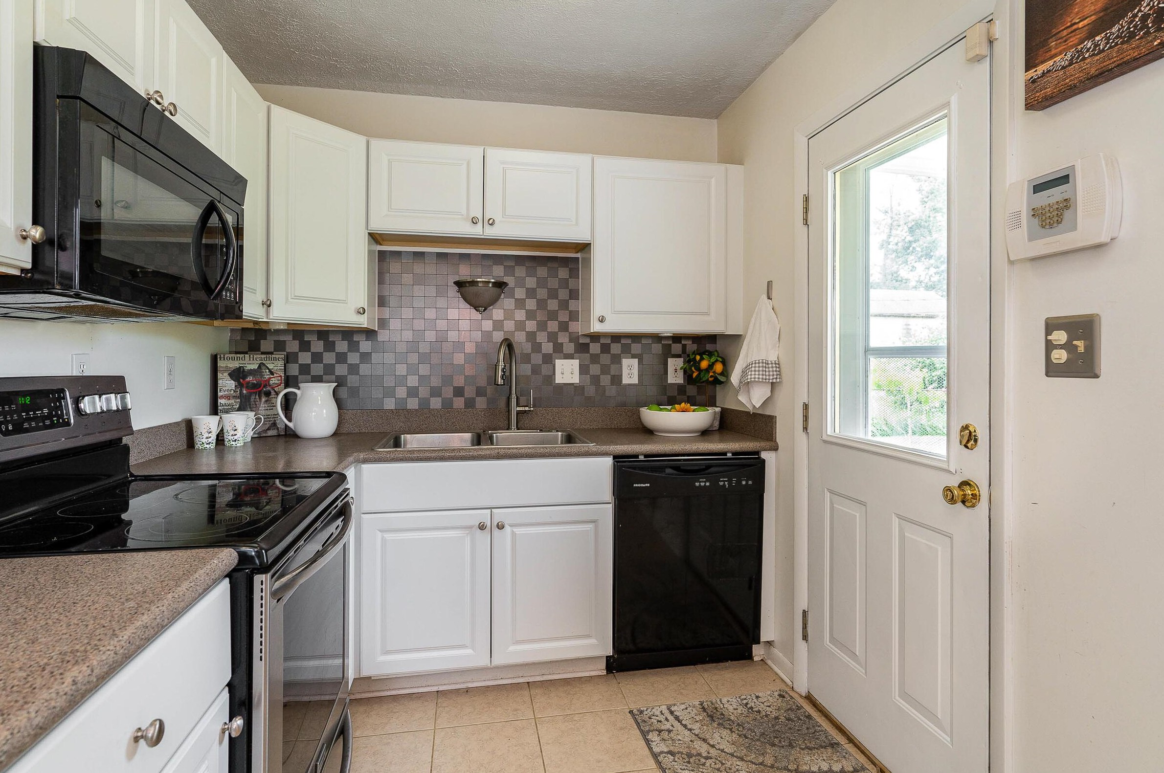 3697 Eisenhower Rd, Columbus OH 43224-2626 exterior