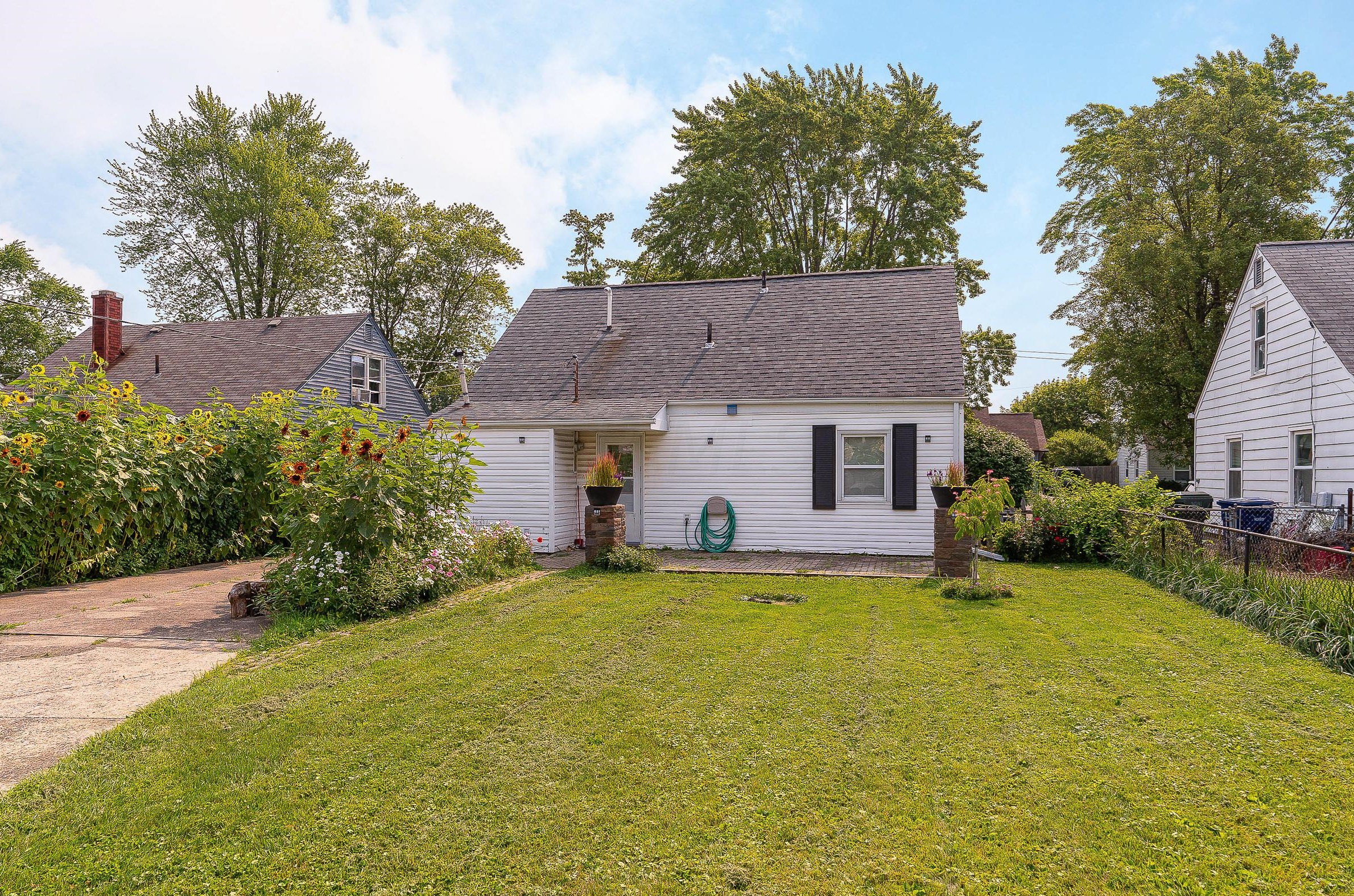 3697 Eisenhower Rd, Columbus OH 43224-2626 exterior