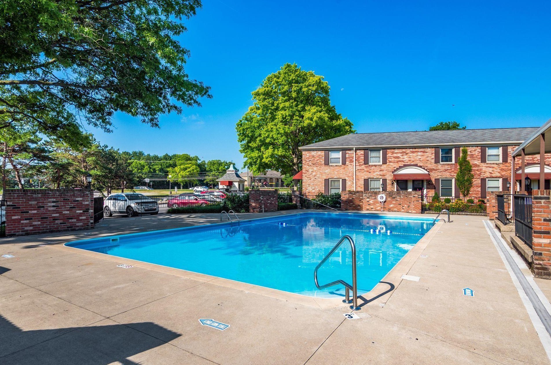 911 Manor Ln, Columbus OH 43221-2448 exterior