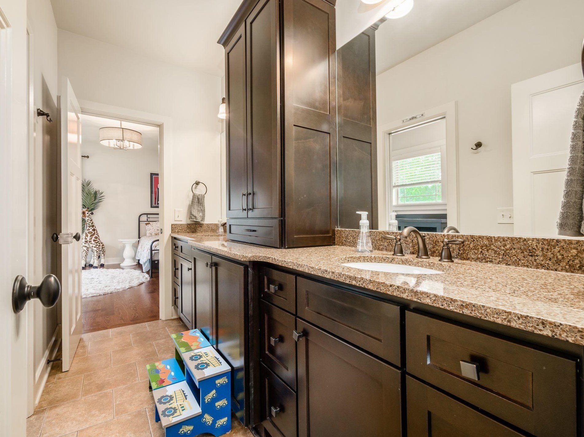 2380 Lane Rd, Columbus OH 43220-3847 exterior