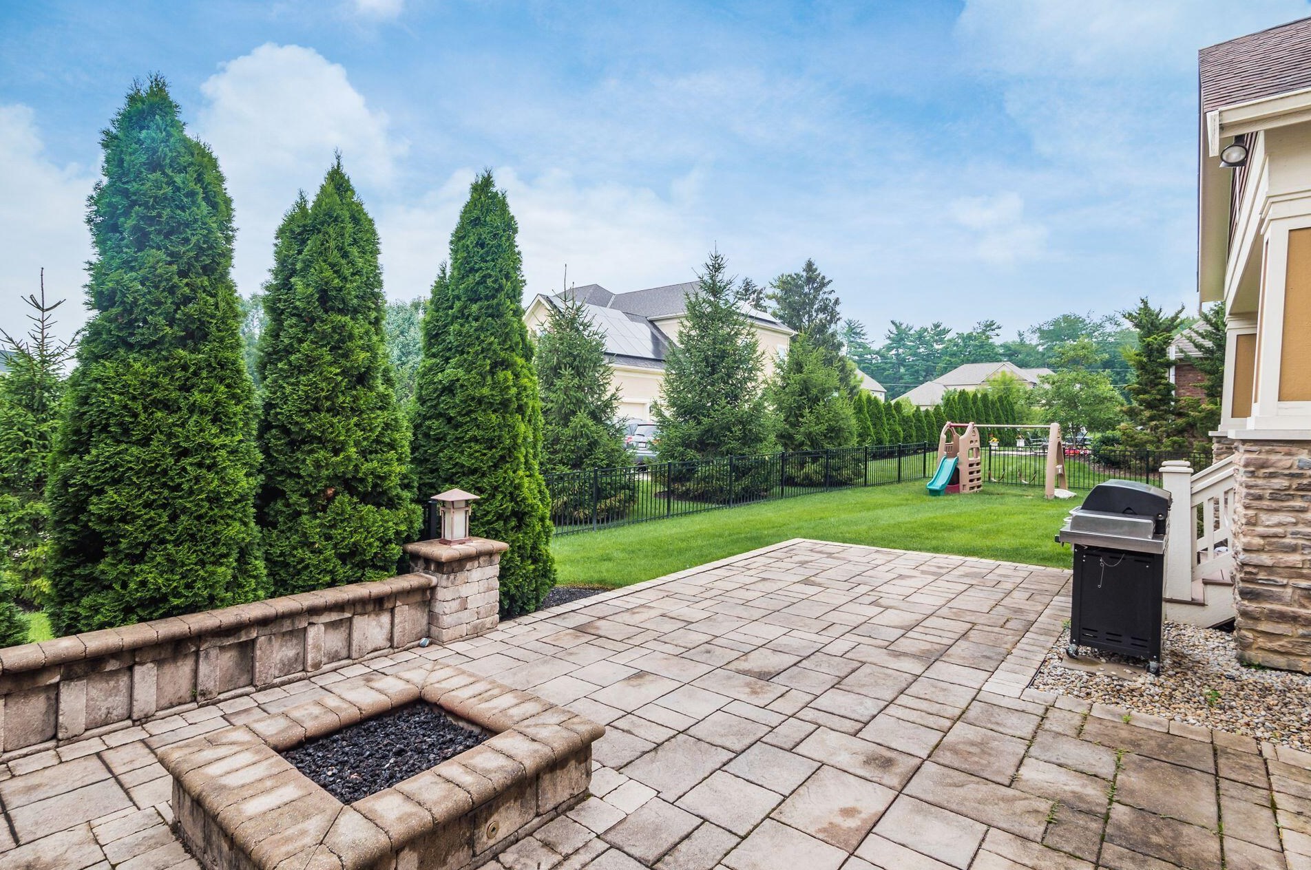 2380 Lane Rd, Columbus OH 43220-3847 exterior