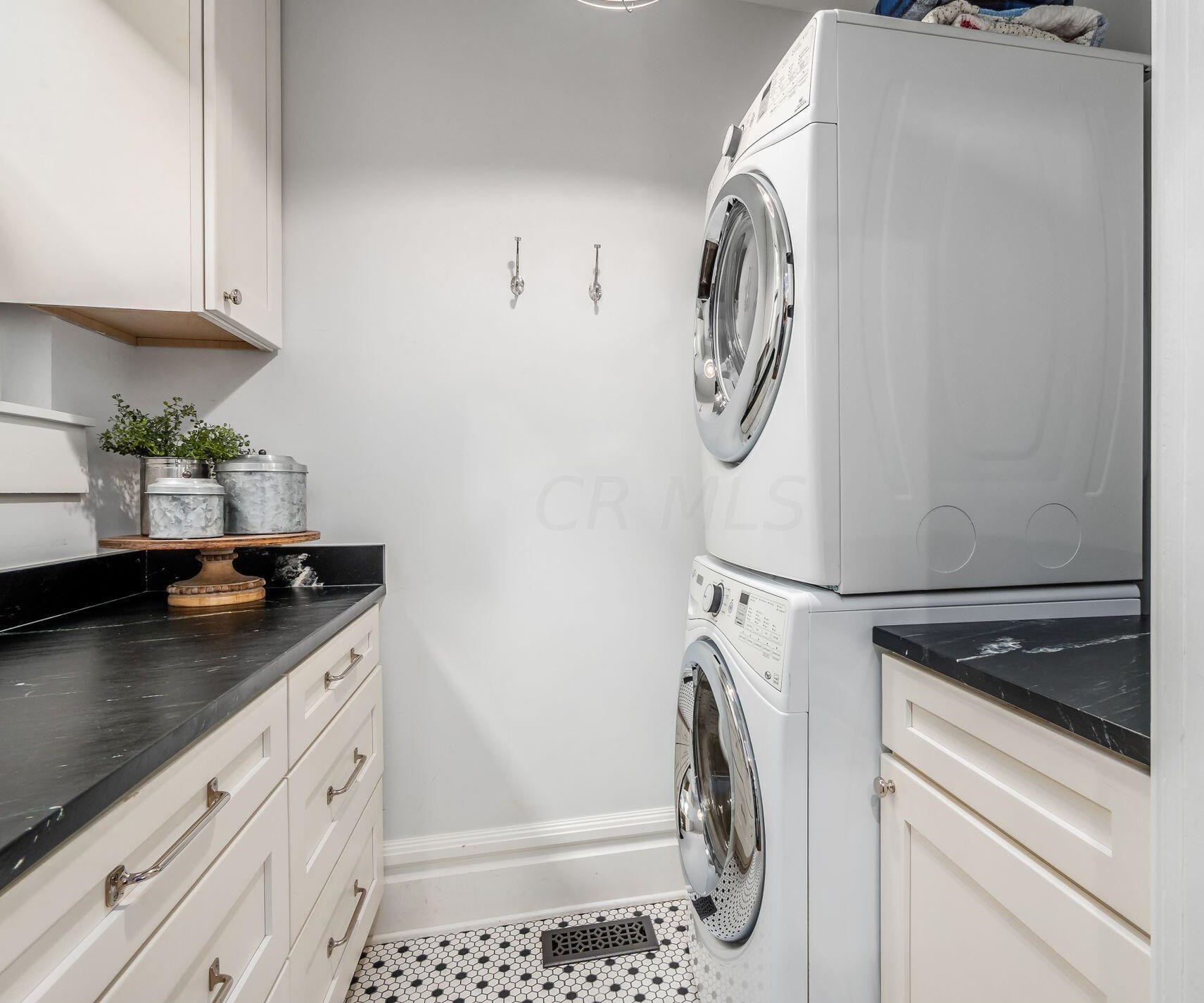 702 6 St, Columbus OH 43206-2126 exterior