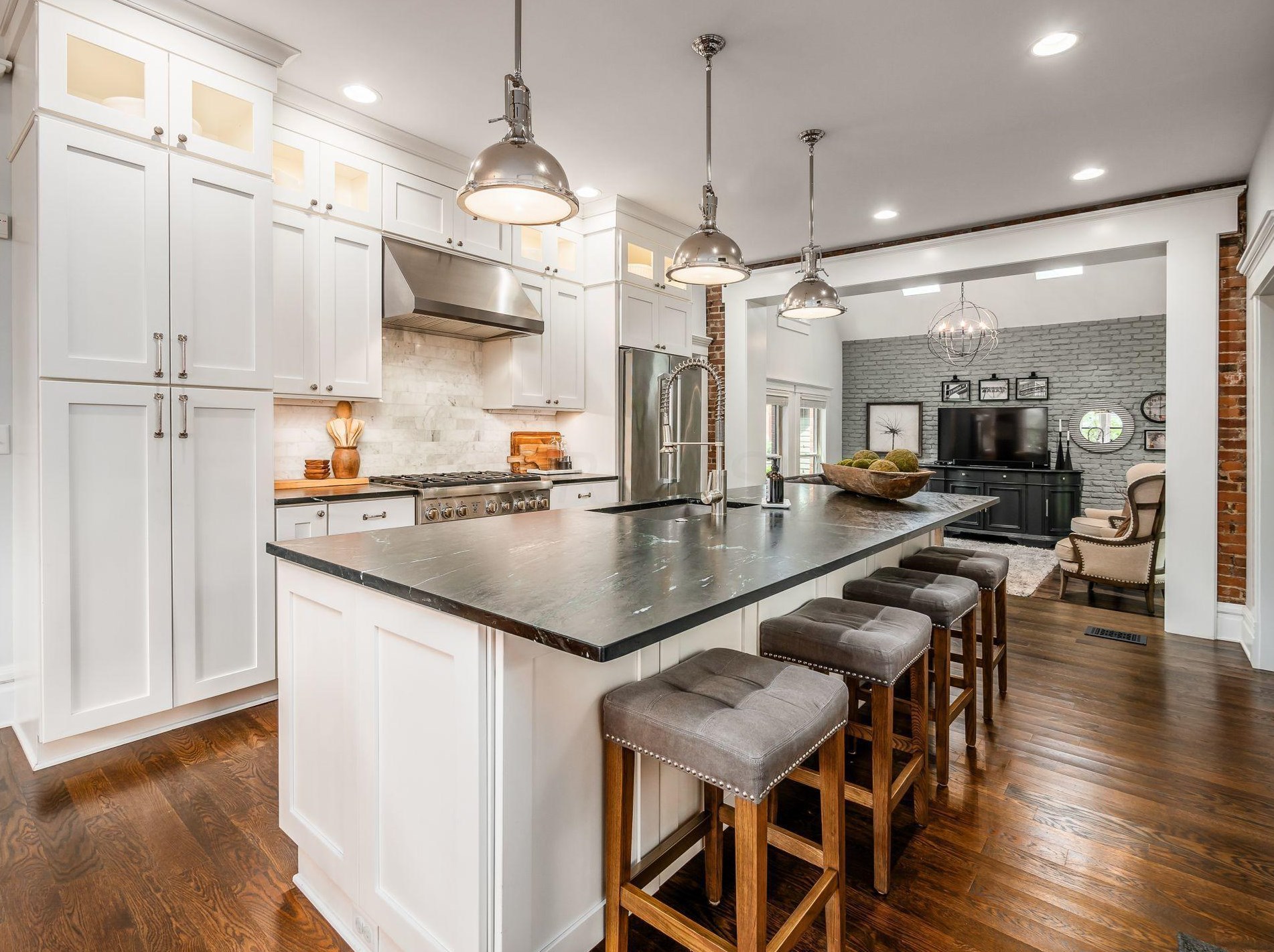 702 6 St, Columbus OH 43206-2126 exterior