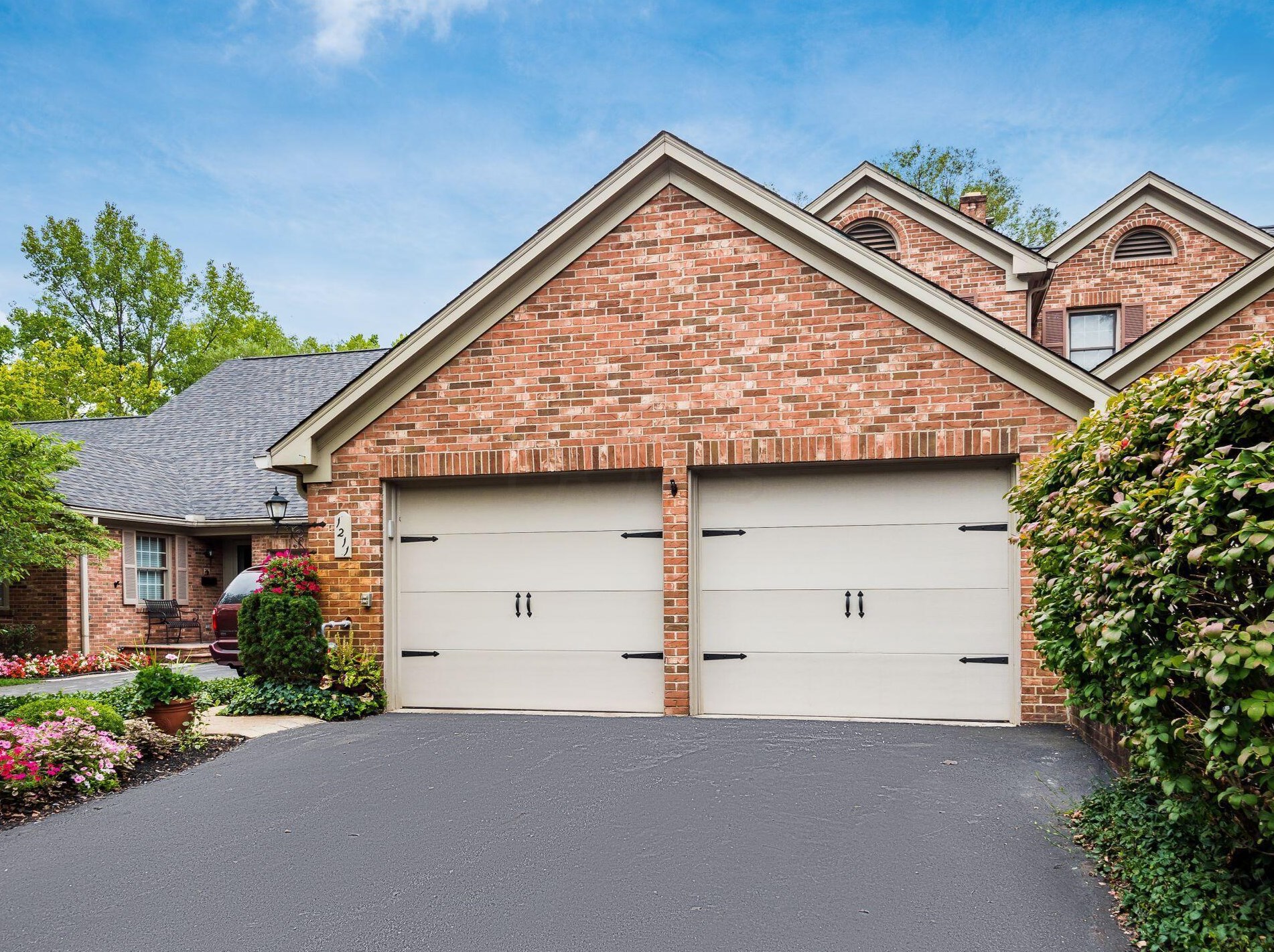 1211 Kenbrook Hills Dr, Columbus OH 43220-4968 exterior