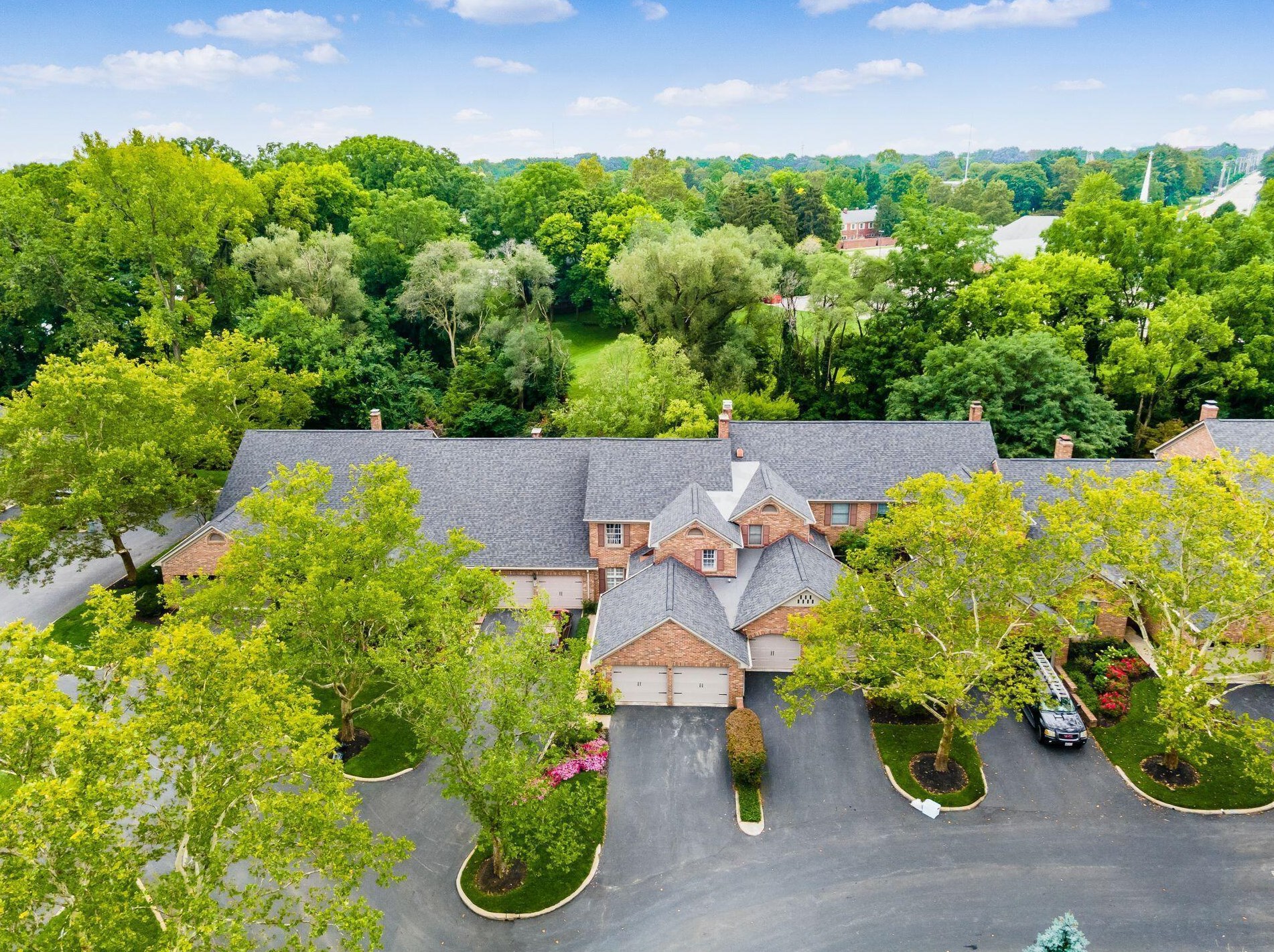 1211 Kenbrook Hills Dr, Columbus OH 43220-4968 exterior